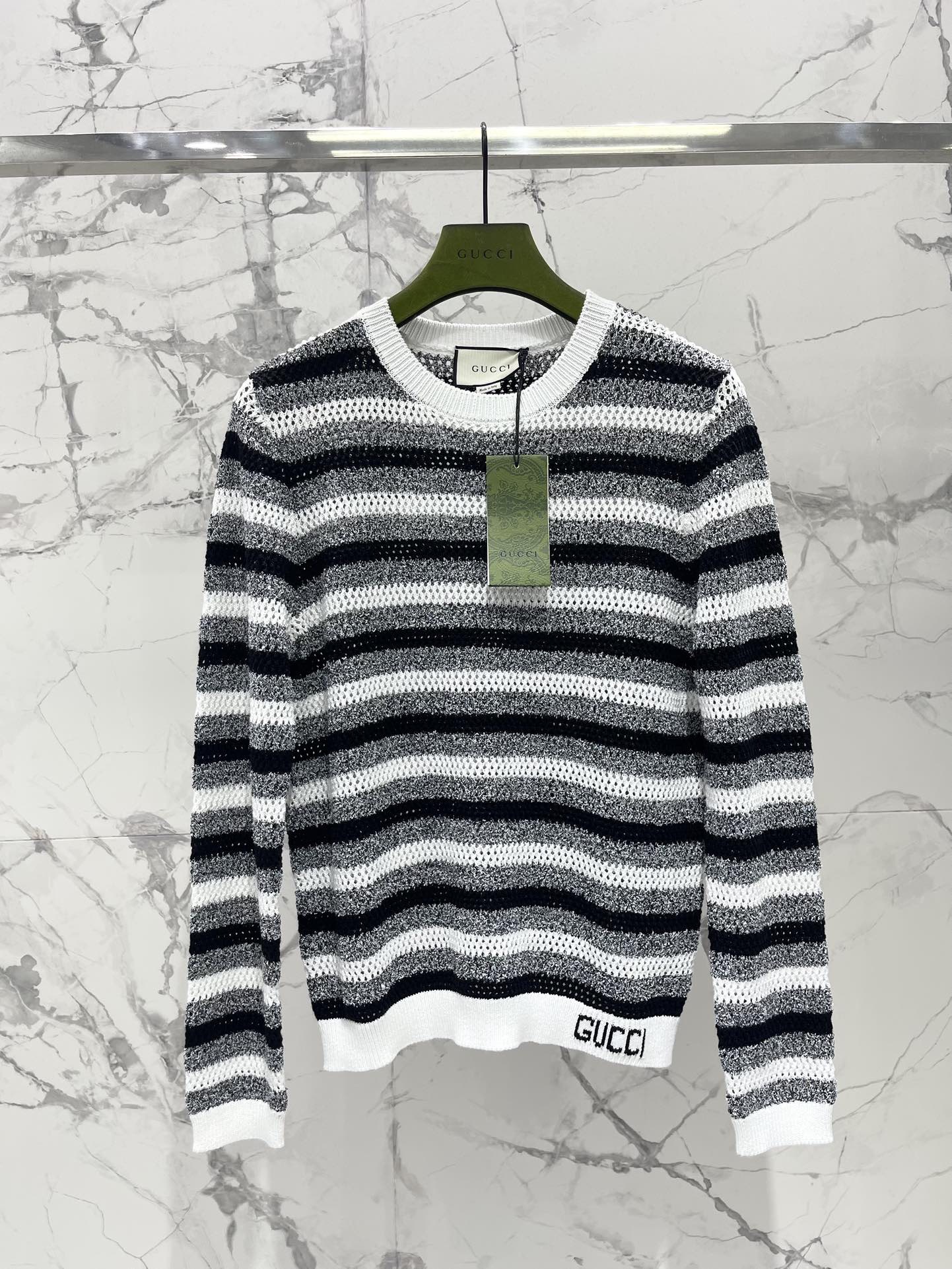 Джемпер женский в стиле Gucci из хлопкового трикотажа в полоску бело-синего цвета