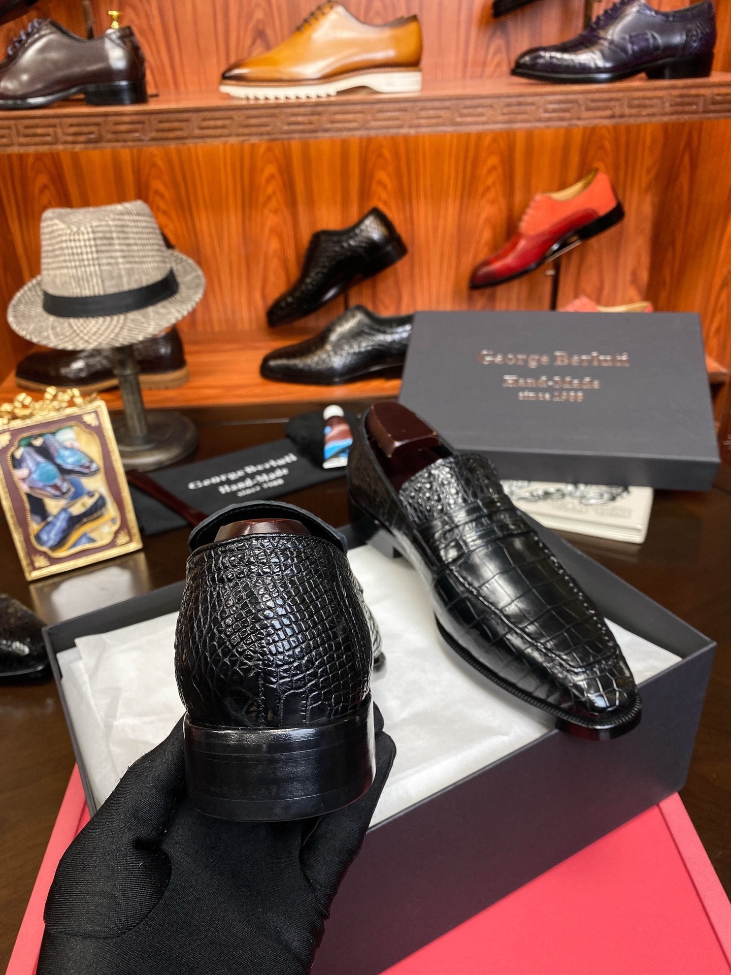 Лоферы мужские в стиле Berluti из цельной кожи крокодила черного цвета