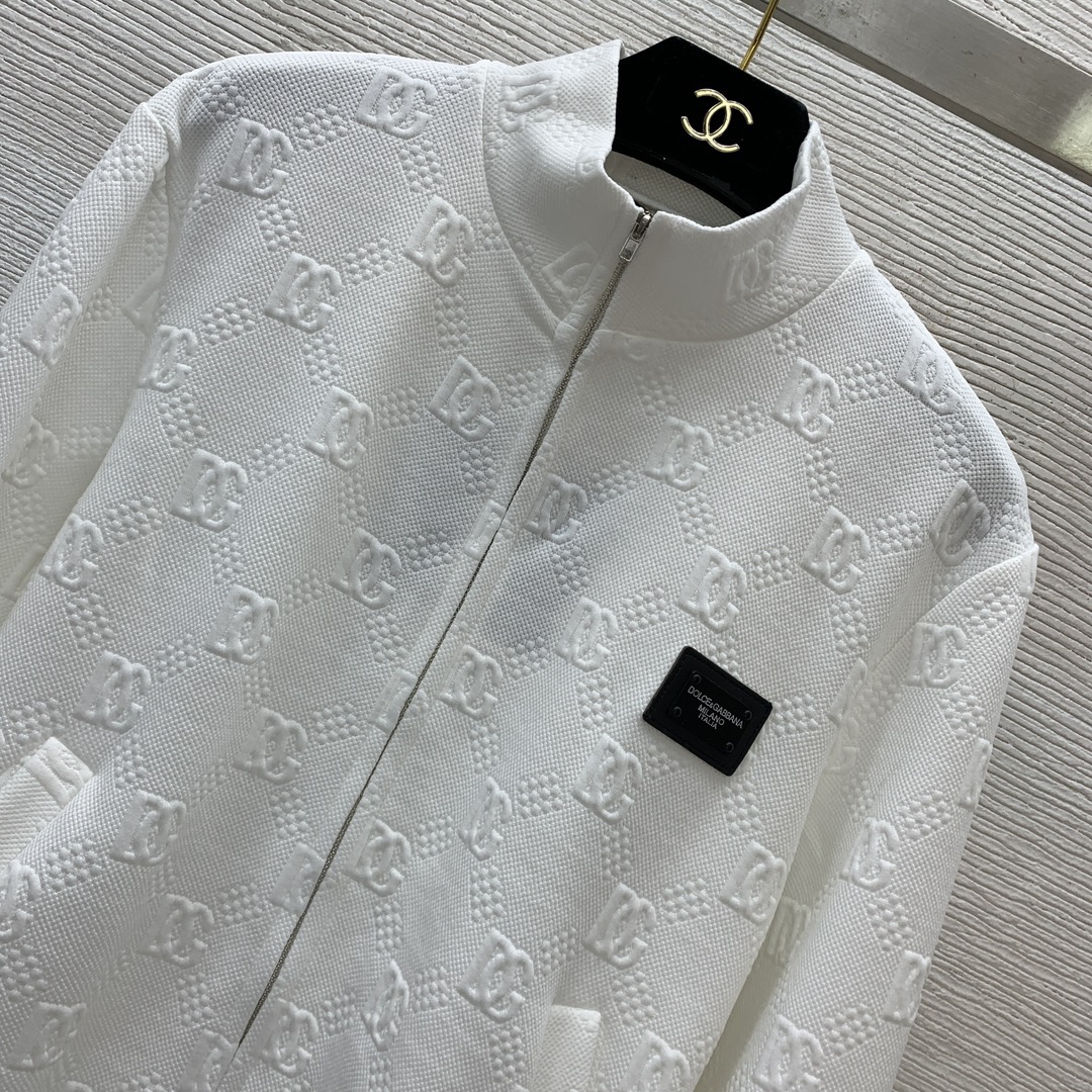 Костюм женский в стиле Dolce & Gabbana с фактурным логотипом: жакет и брюки