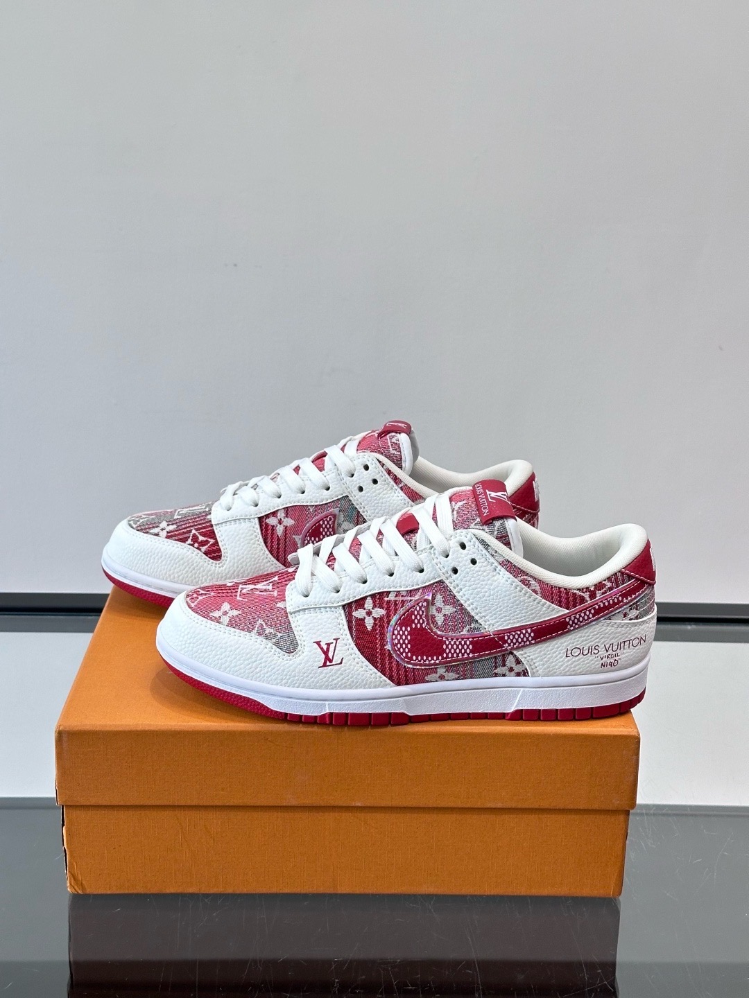 Кроссовки мужские в стиле Louis Vuitton x Nike Dunk Low с принтом красного и белого цвета