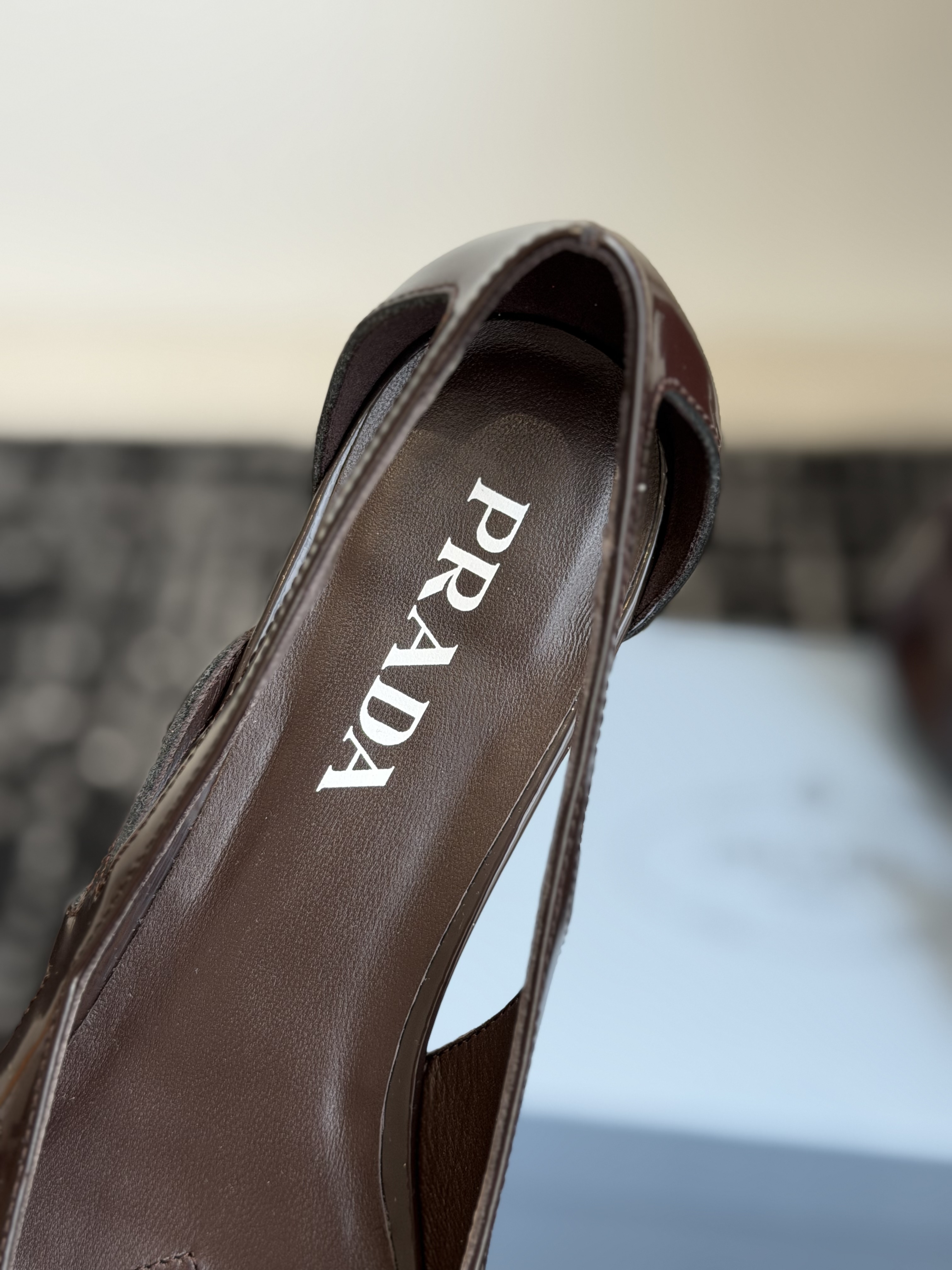 Туфли женские Prada коричневого цвета