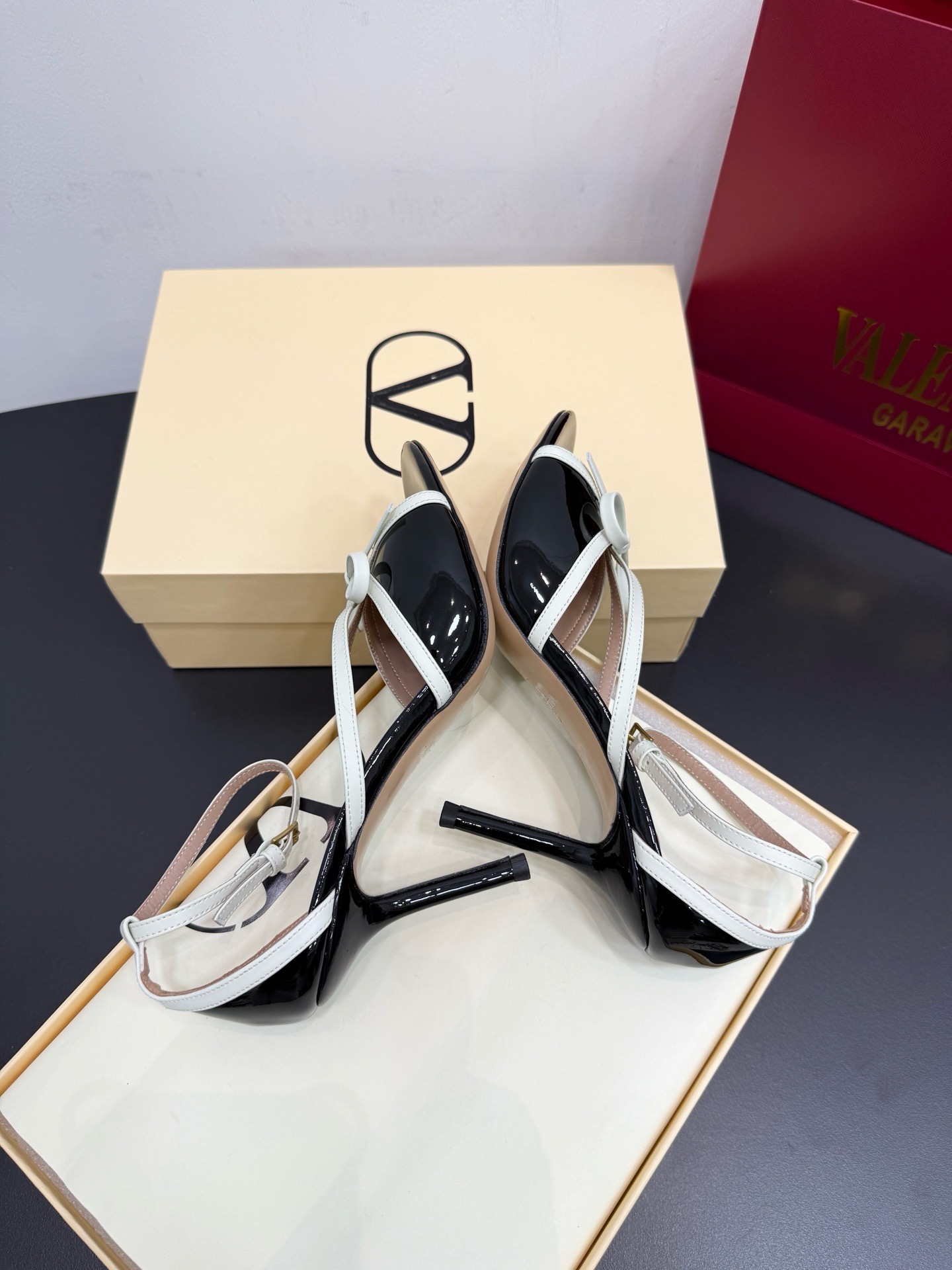 Босоножки женские в стиле Valentino Garavani черно-белого цвета