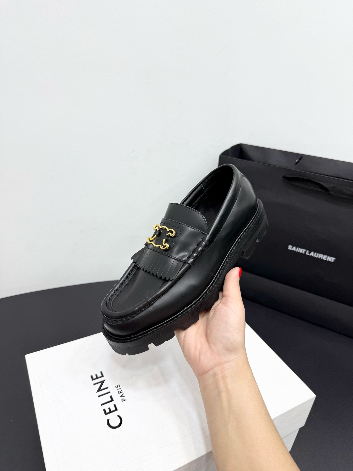 Лоферы женские в стиле Celine Triomphe с кисточками из натуральной кожи черного цвета