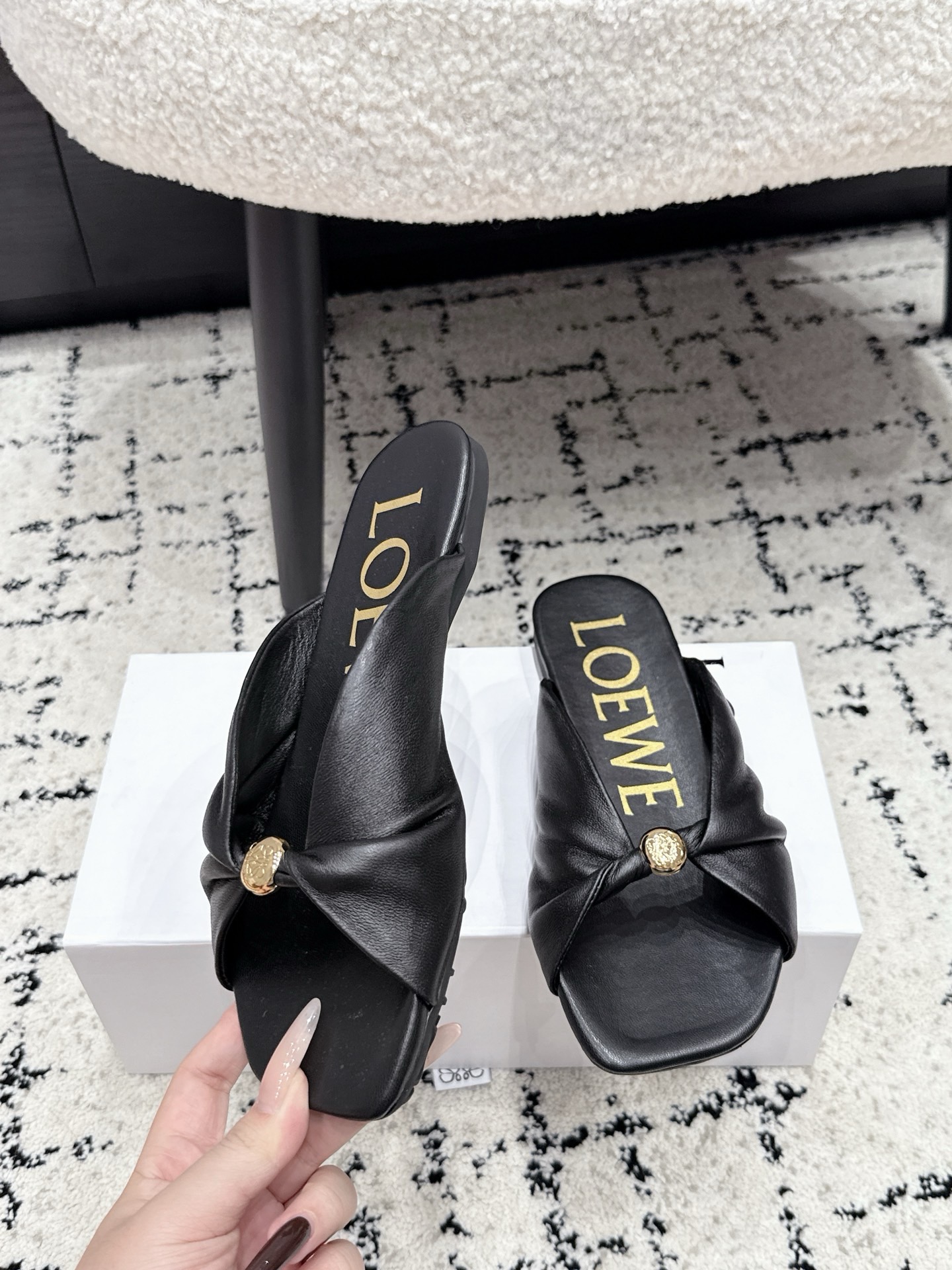 Мюли женские Loewe Pebble Soft Slide чёрного цвета