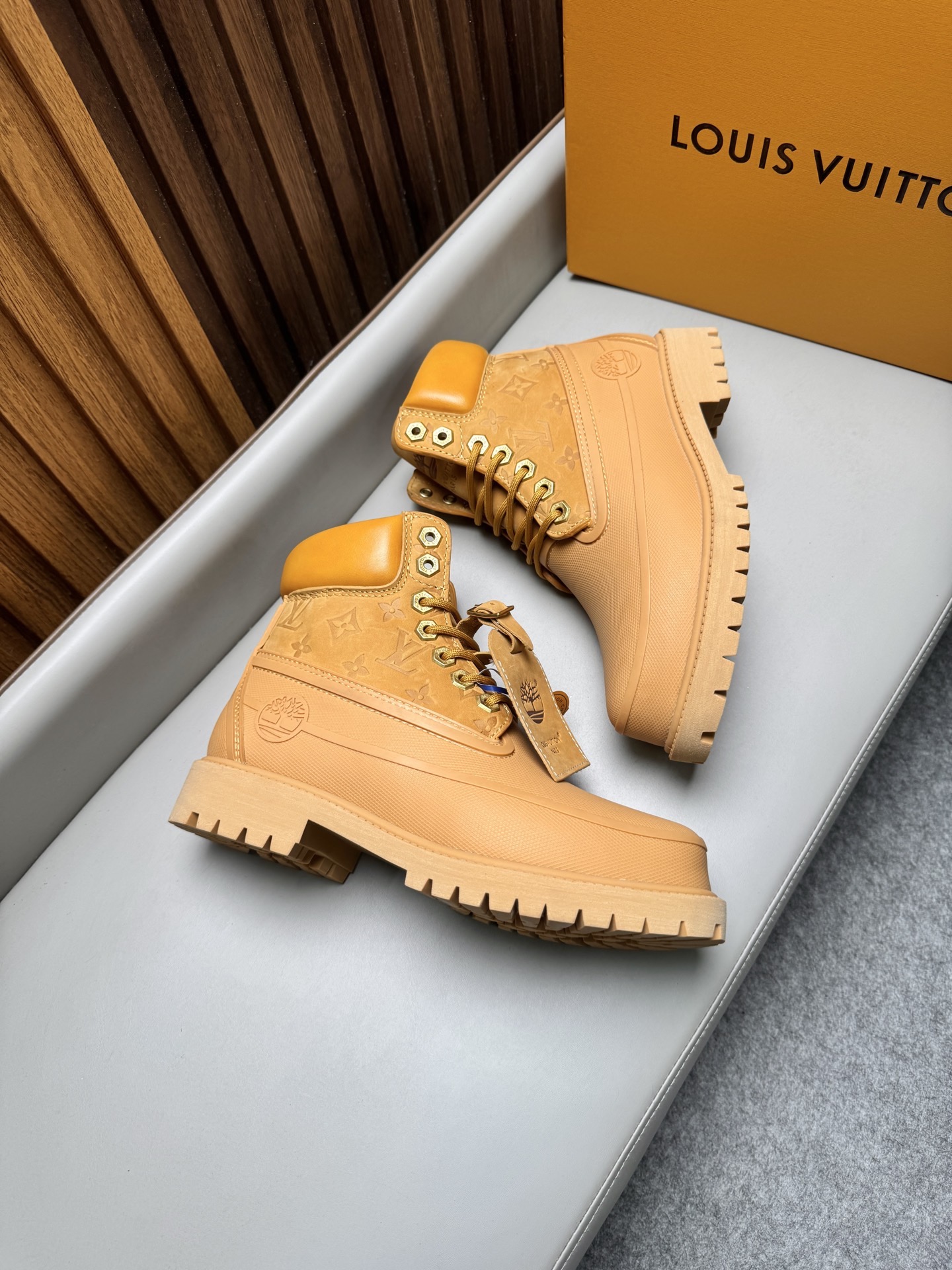 Ботинки мужские Louis Vuitton LV Remix Combat Boot песочного цвета
