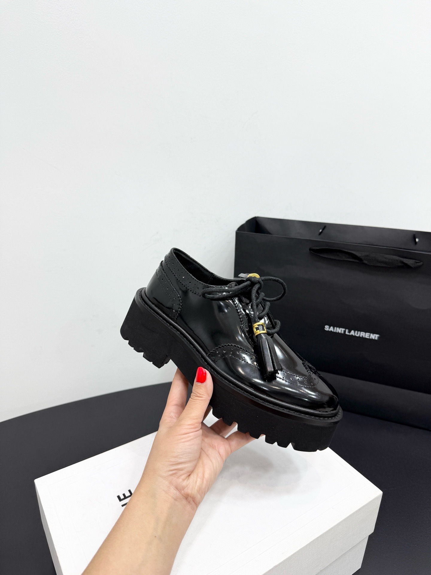 Лоферы женские Celine на шнуровке из натуральной лаковой кожи черного цвета
