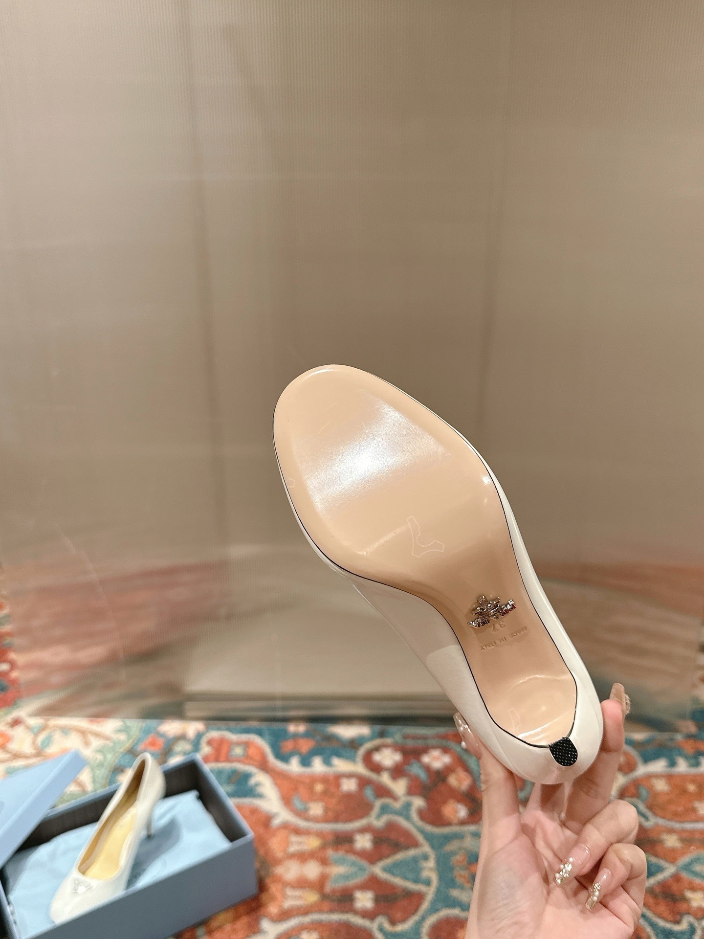 Туфли женские Prada из натуральной лакированной кожи белого цвета
