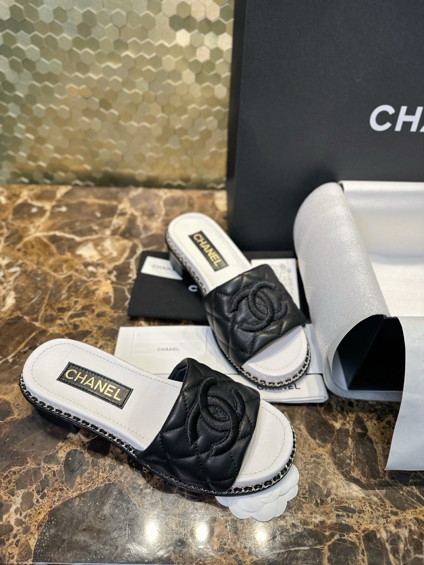 Мюли женские в стиле Chanel 25P чёрно-белого цвета