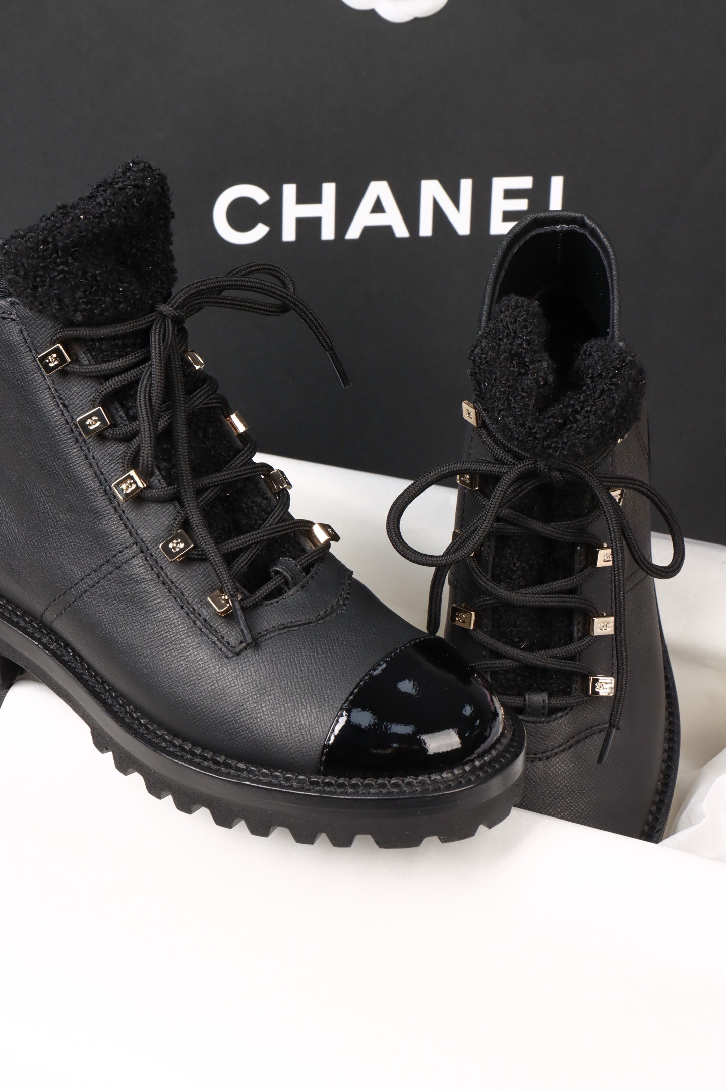 Ботинки женские Chanel чёрного цвета