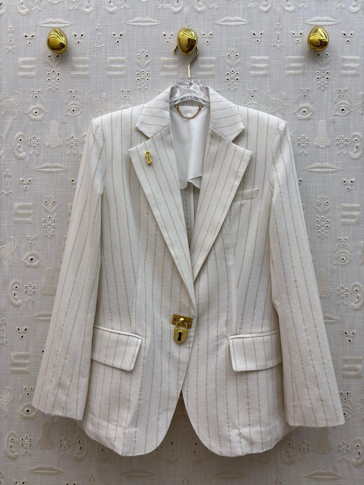Жакет женский Schiaparelli Padlock Jacket молочного цвета в тонкую полоску с золотистой застёжкой-замком