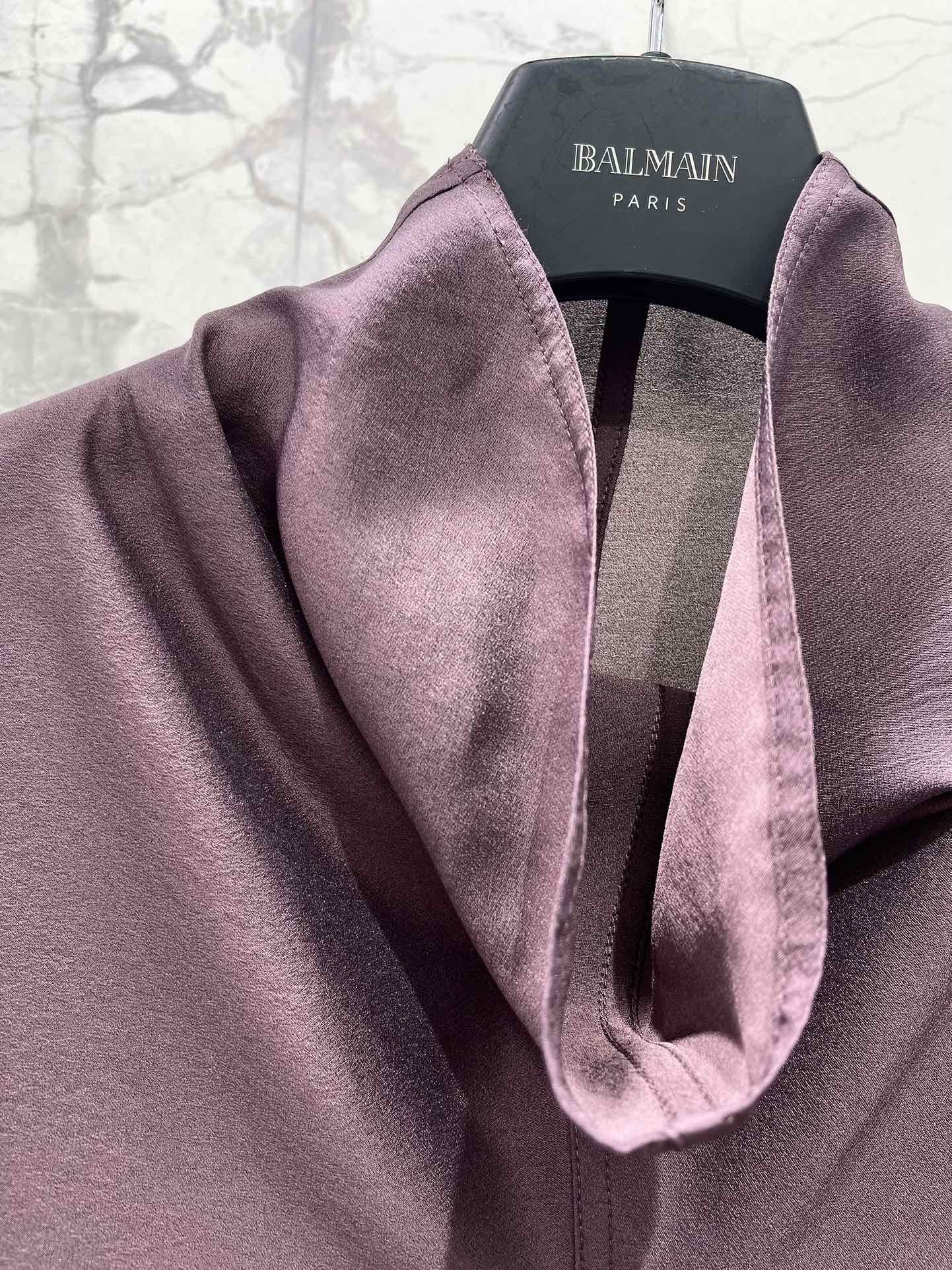 Блуза женская в стиле Balmain из гладкого текстиля сливового цвета с драпированным воротником