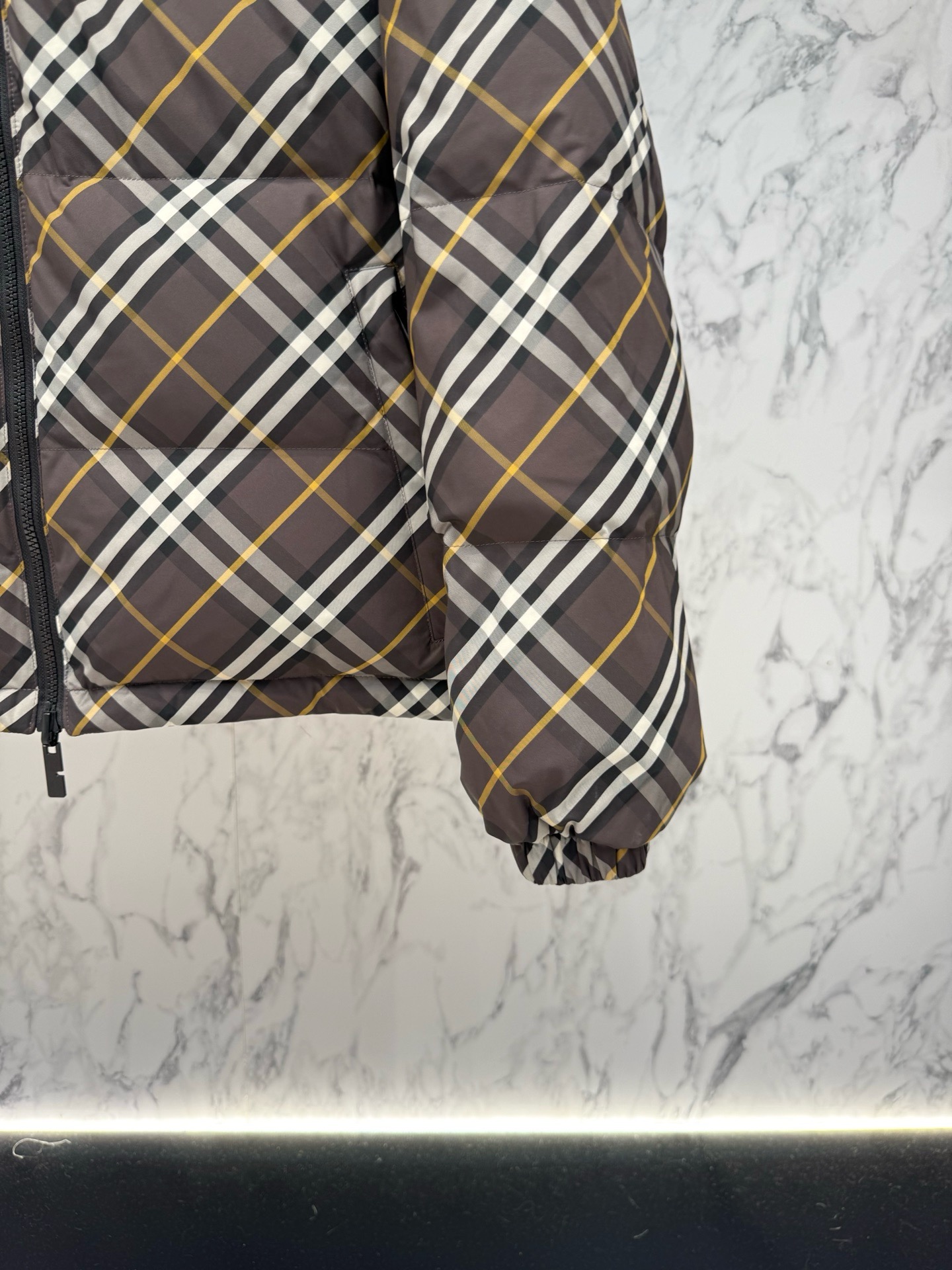 Пуховик мужской Burberry двусторонний коричневого цвета с фирменной клеткой и натуральным пухом