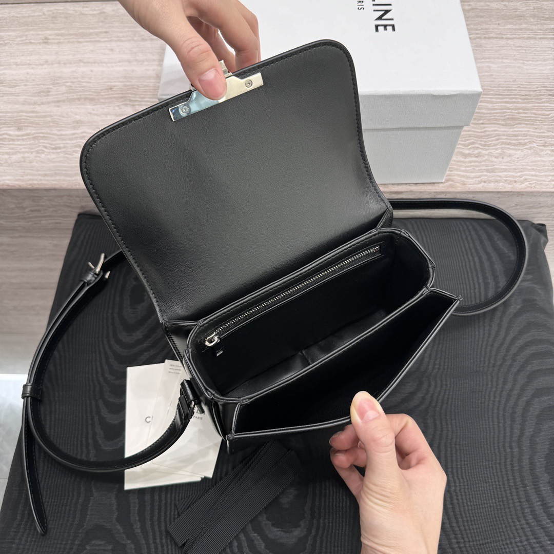 Сумка женская в стиле Celine Teen Triomphe компактная чёрная с серебряной фурнитурой