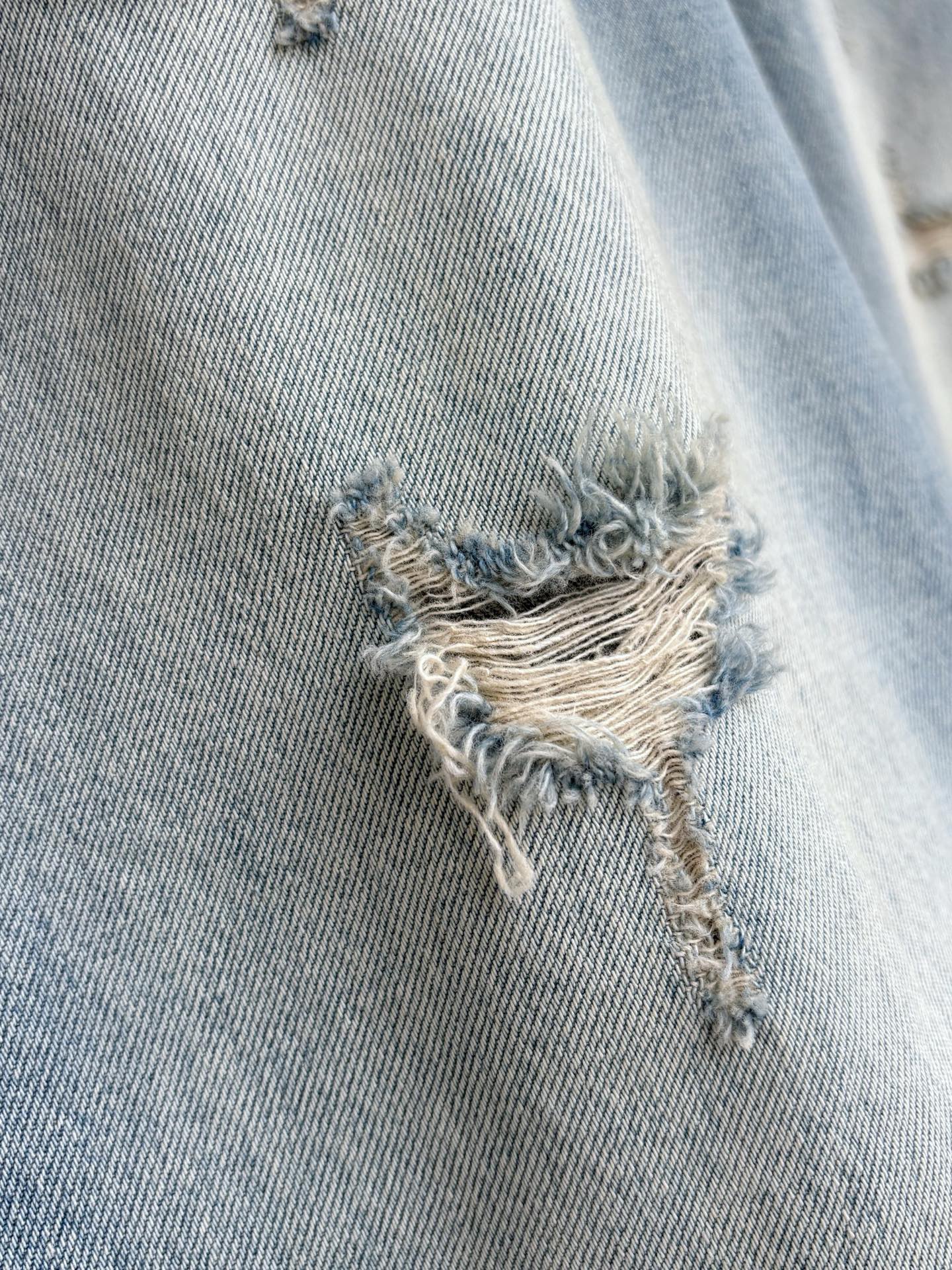 Джинсы мужские в стиле Bottega Veneta из денима синего цвета свободного кроя