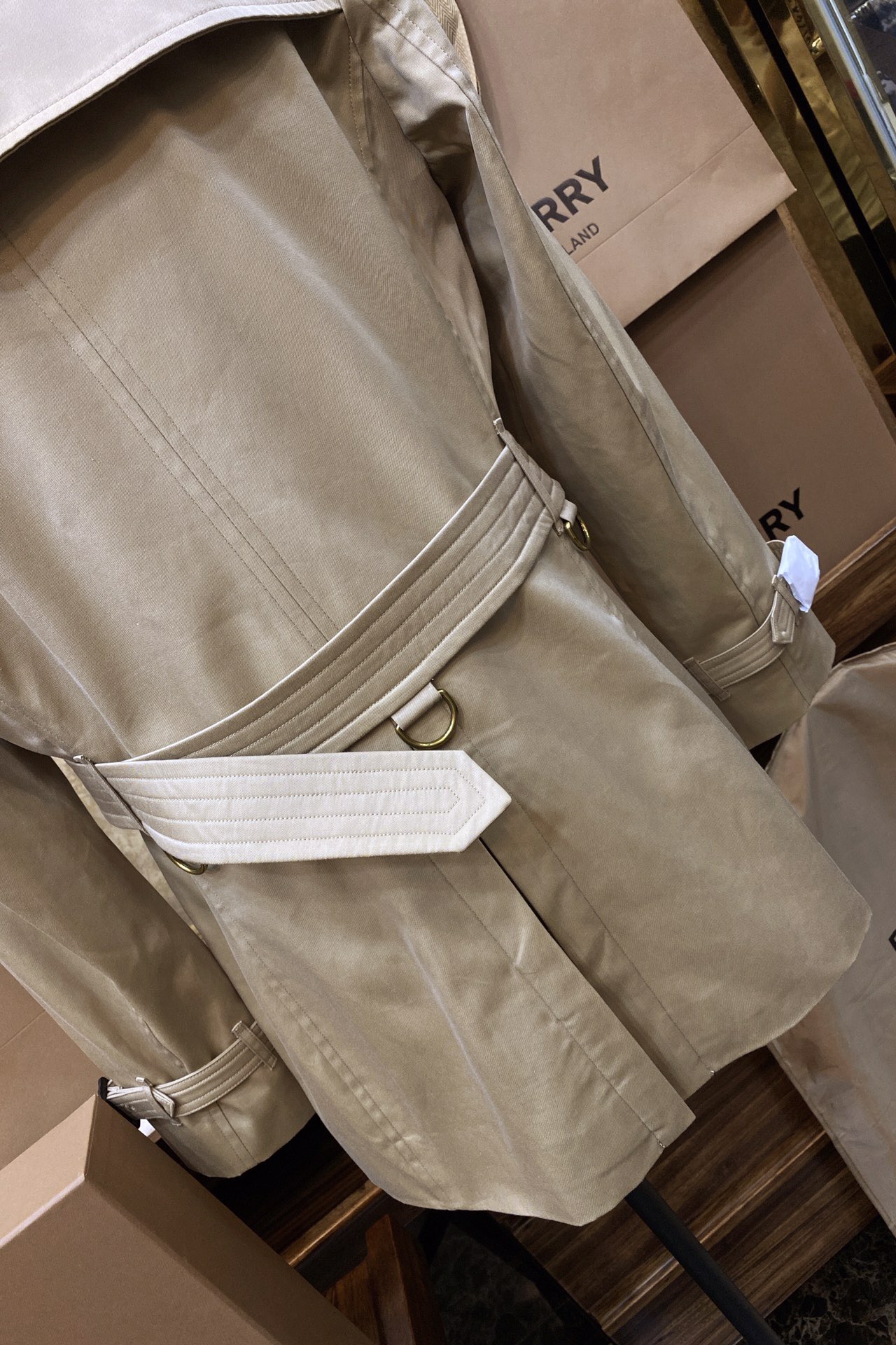 Тренч мужской в стиле Burberry укороченный бежевого цвета