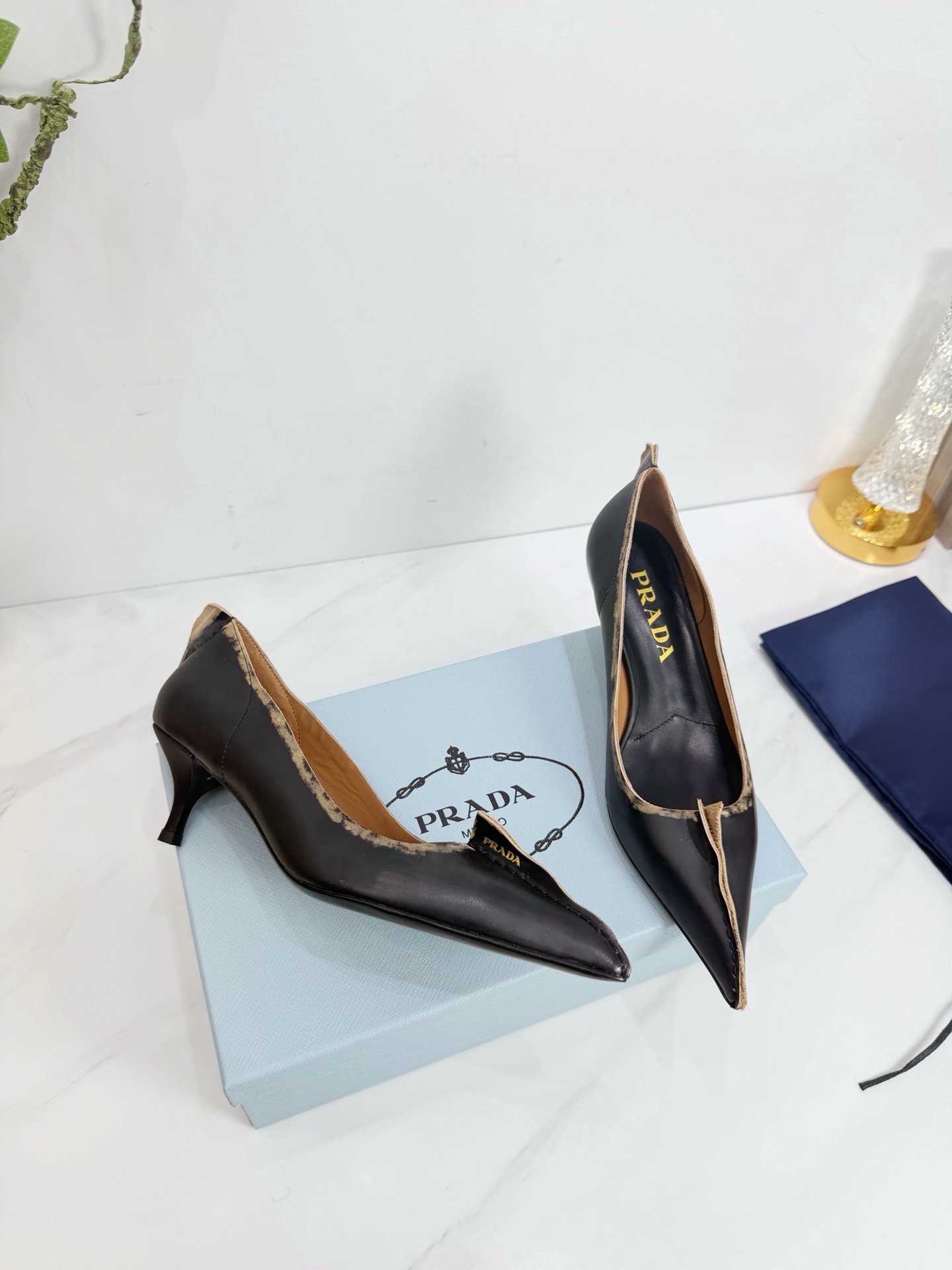 Туфли женские в стиле Prada из натуральной кожи черного цвета