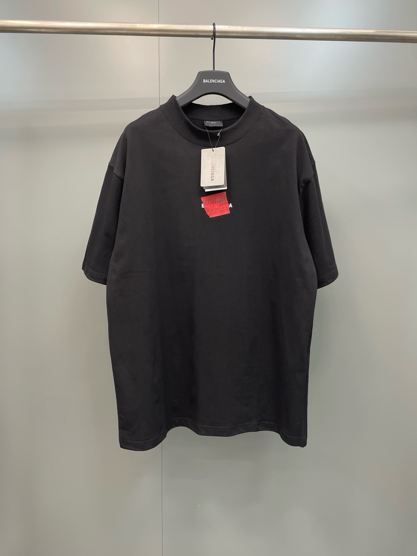 Футболка мужская Balenciaga Security Tape Logo Oversized  чёрного цвета с красным принтом