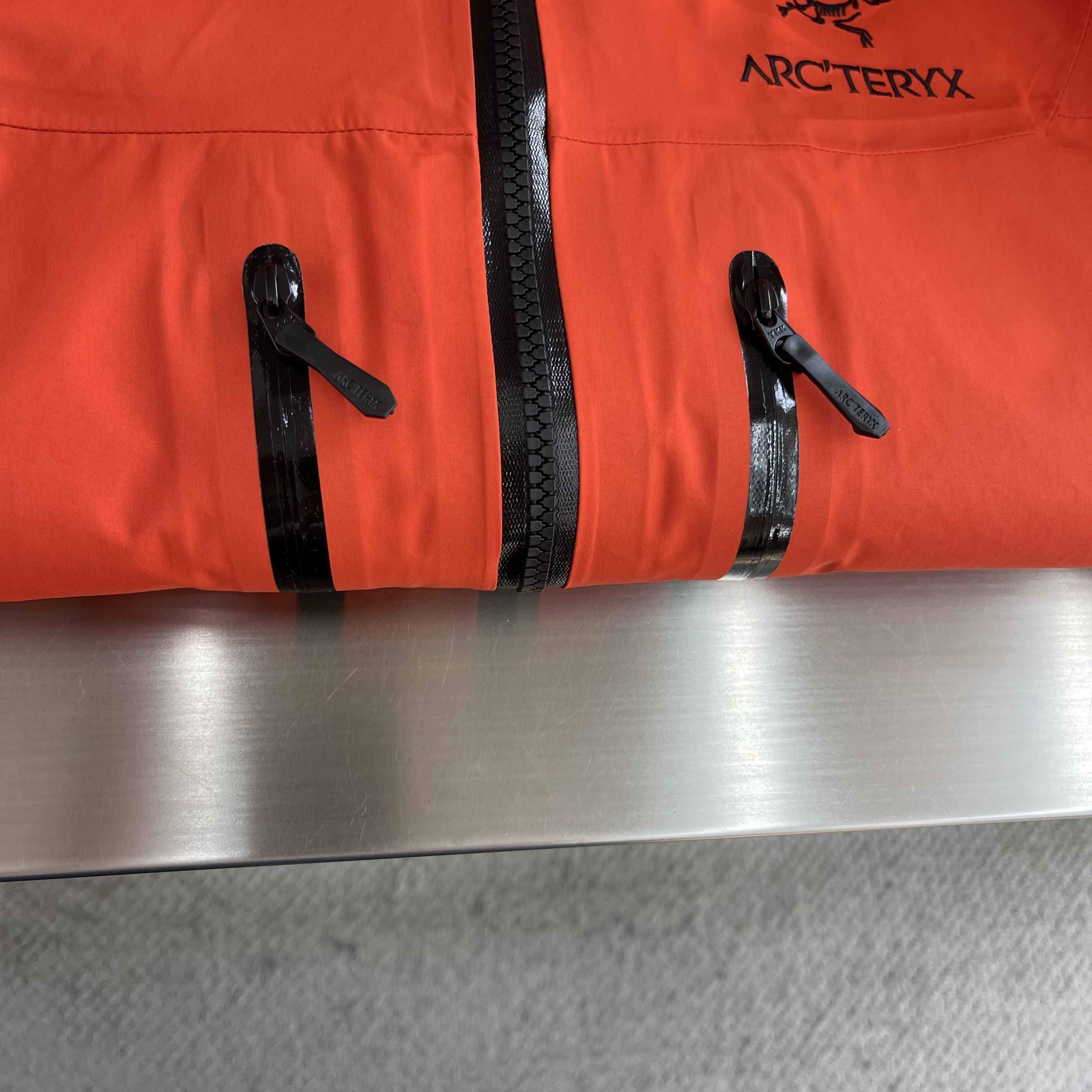 Куртка унисекс в стиле Arc’teryx Alpha SV  красного цвета