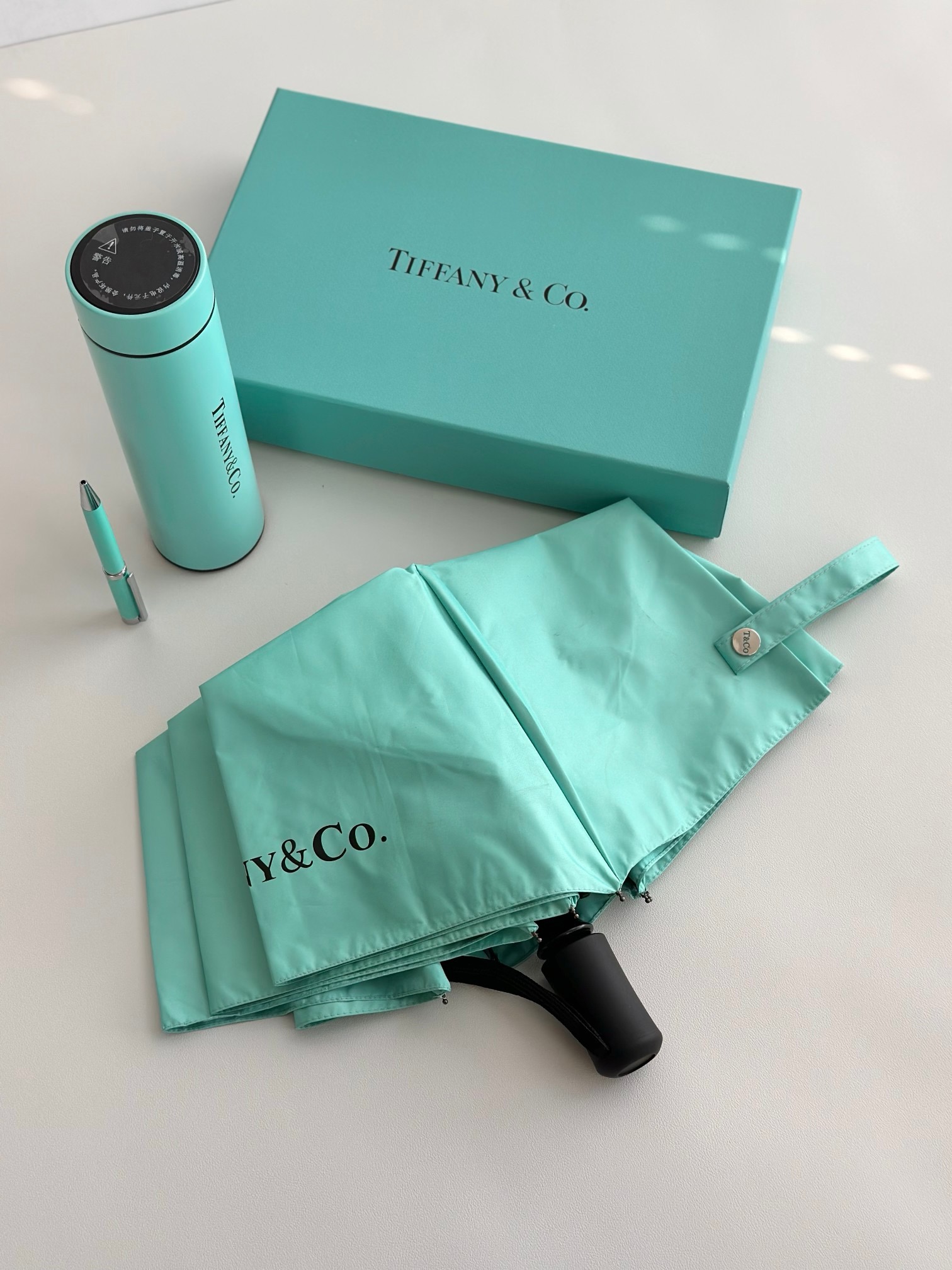 Подарочный набор Tiffany & Co. с термокружкой и зонтом