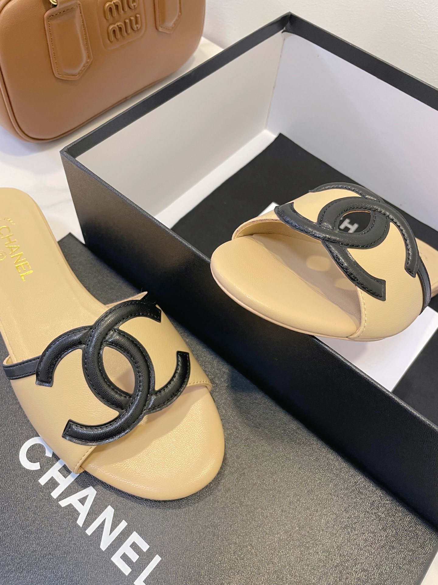 Мюли женские в стиле Chanel 26 с логотипом CC из натуральной кожи бежевого цвета