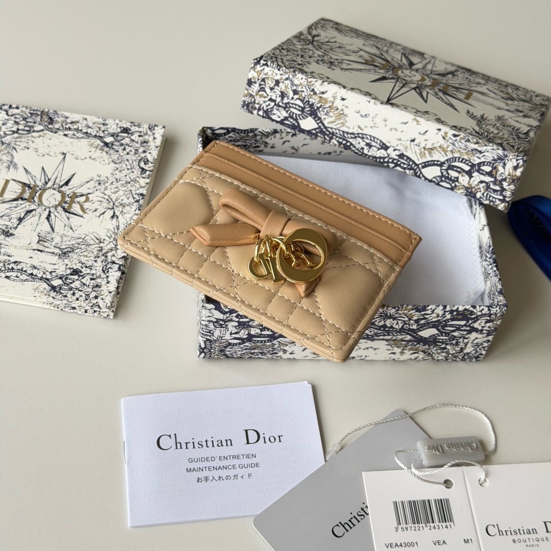 Кошелёк женский Dior бежевого цвета