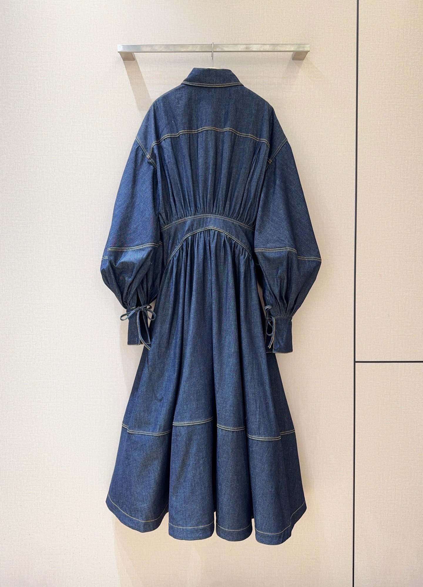 Платье женское в стиле Zimmermann  из денима тёмно-синего цвета с поясом и объёмными рукавами