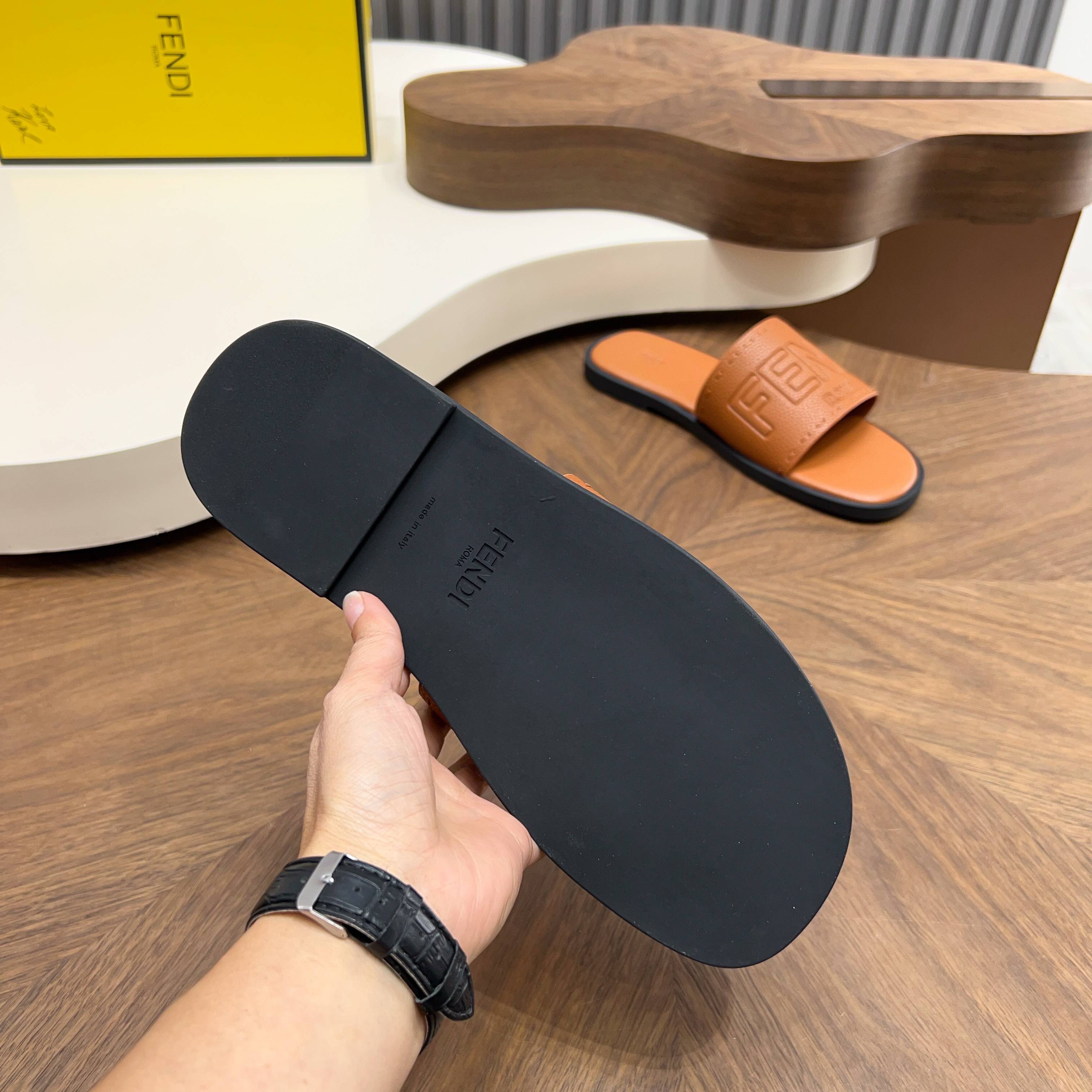 Сандалии мужские в стиле Fendi коричневого цвета