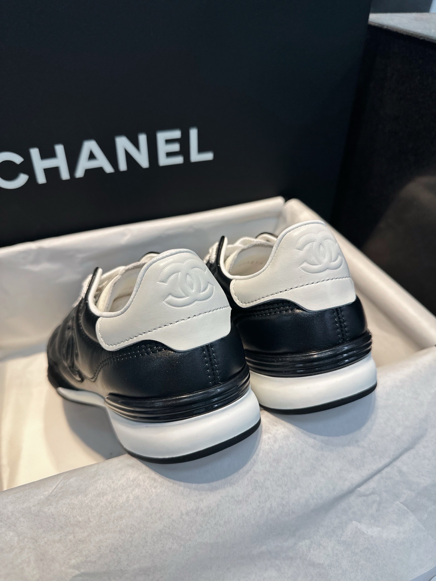Кроссовки Chanel черного цвета с белыми вставками