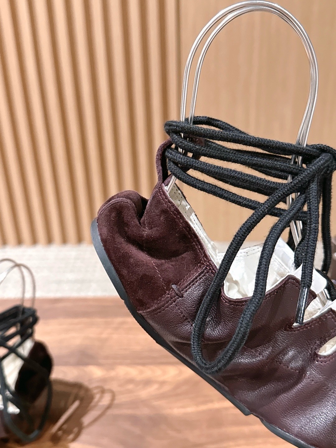 Балетки женские в стиле Alaïa Fold из натуральной замши со шнуровкой бордово-молочного цвета