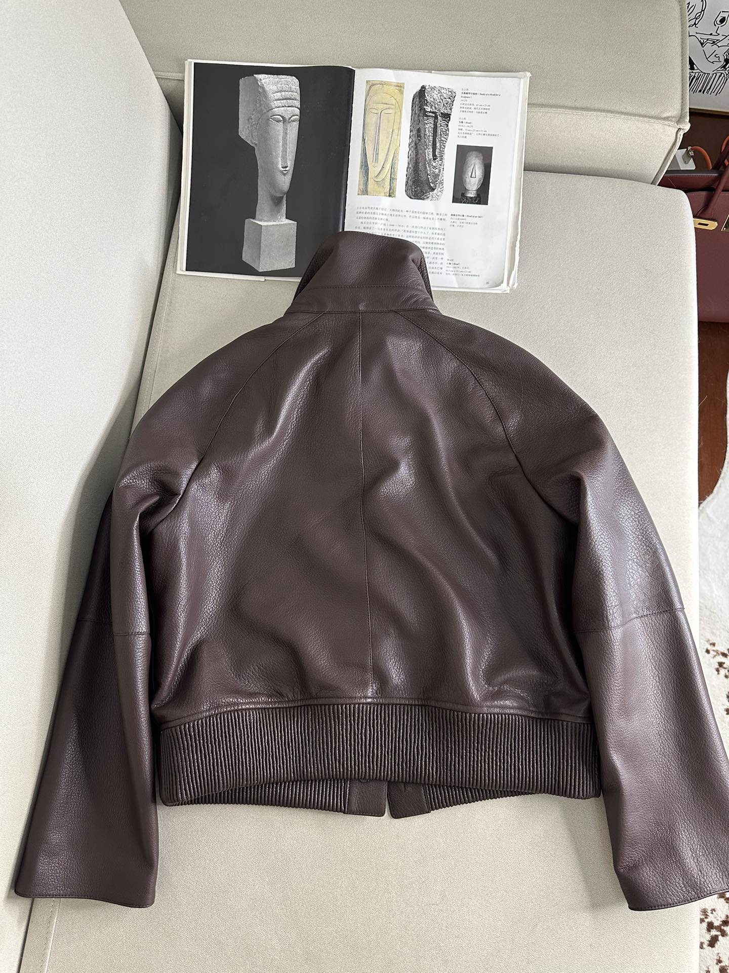 Куртка женская в стиле Hermès коричневого цвета укороченная из натуральной кожи с накладными карманами