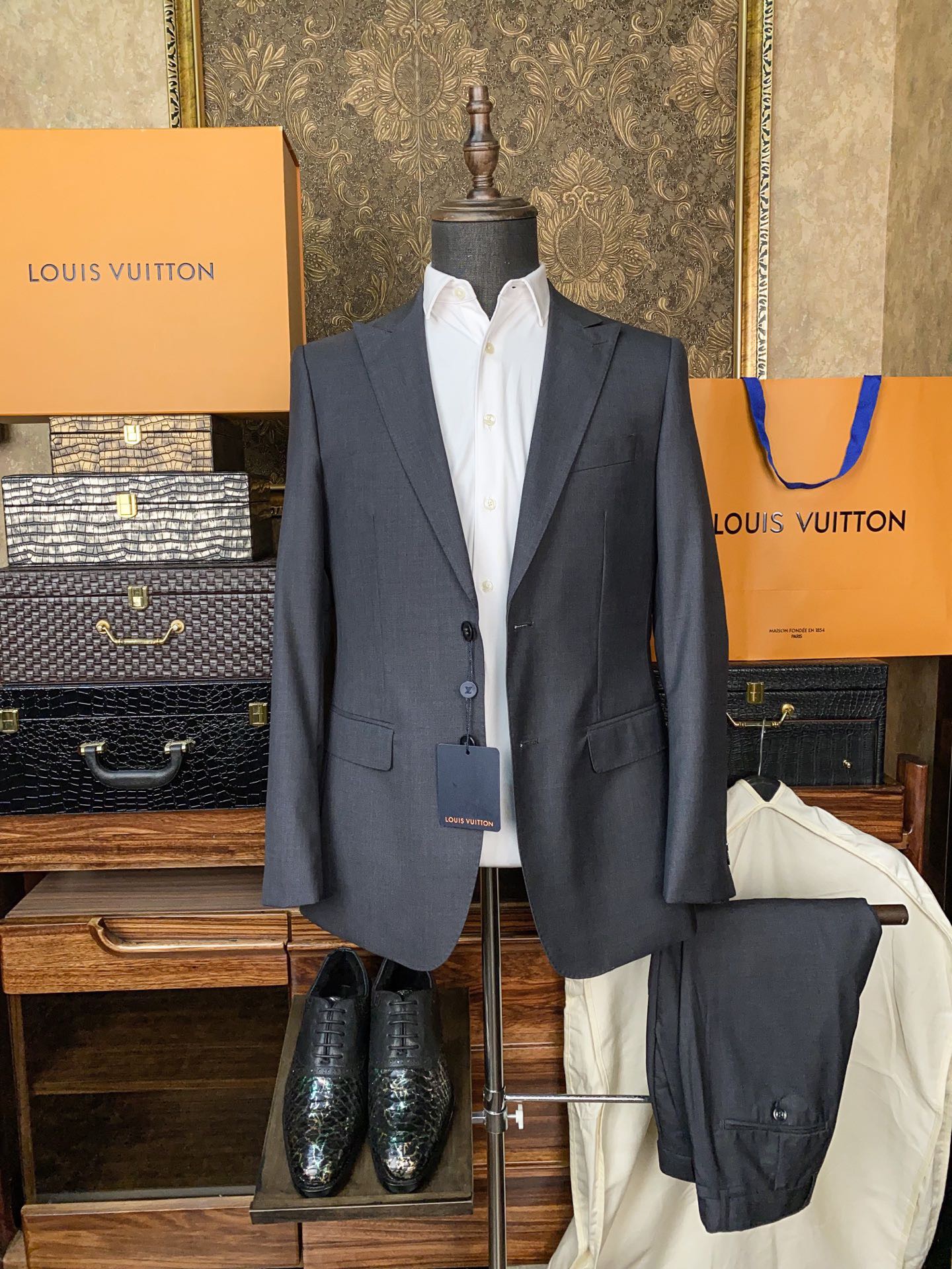 Костюм мужской в стиле Louis Vuitton классический серого цвета (пиджак + брюки)
