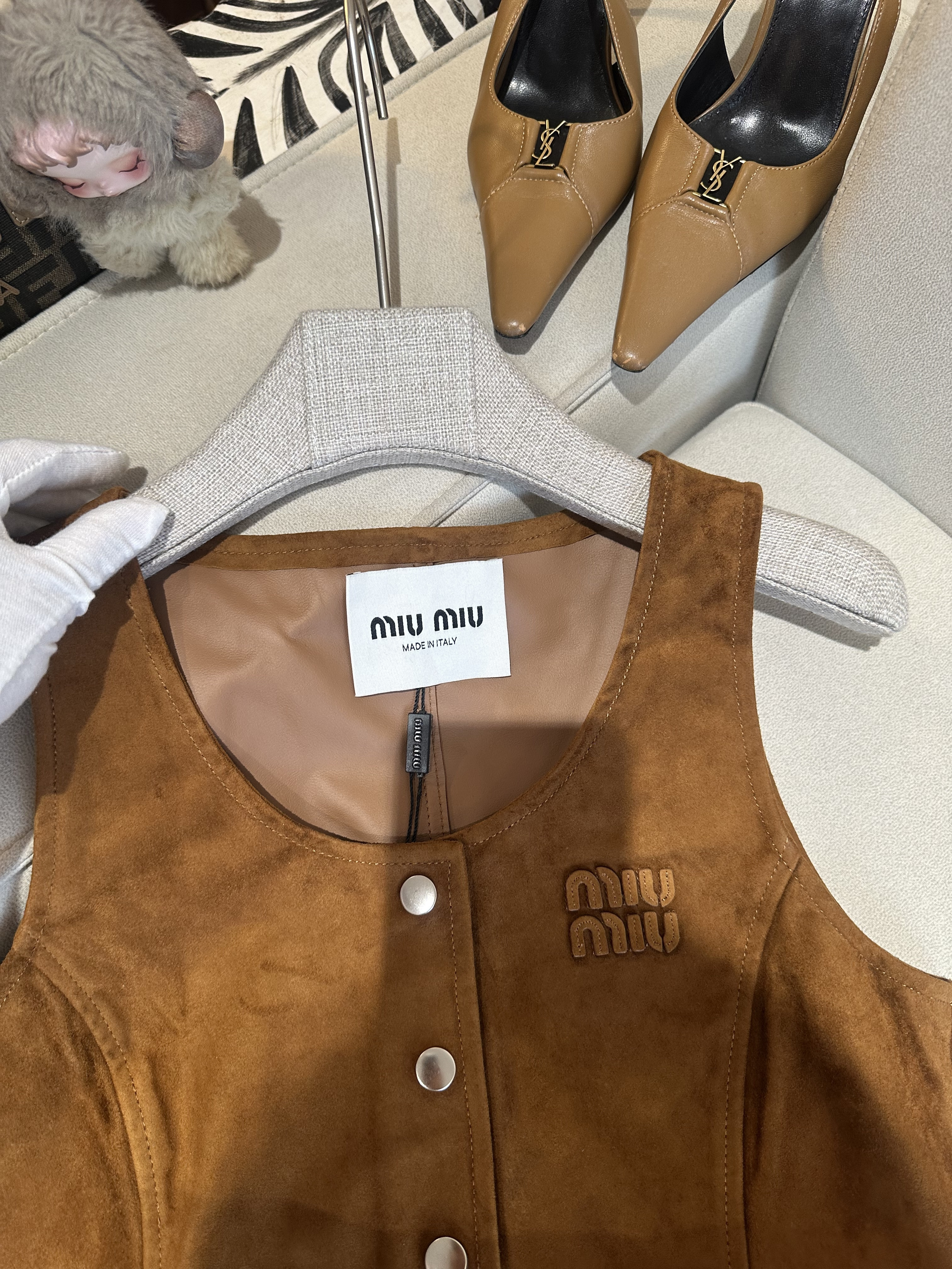 Костюм женский в стиле Miu Miu коричневого цвета с укороченным жилетом и юбкой