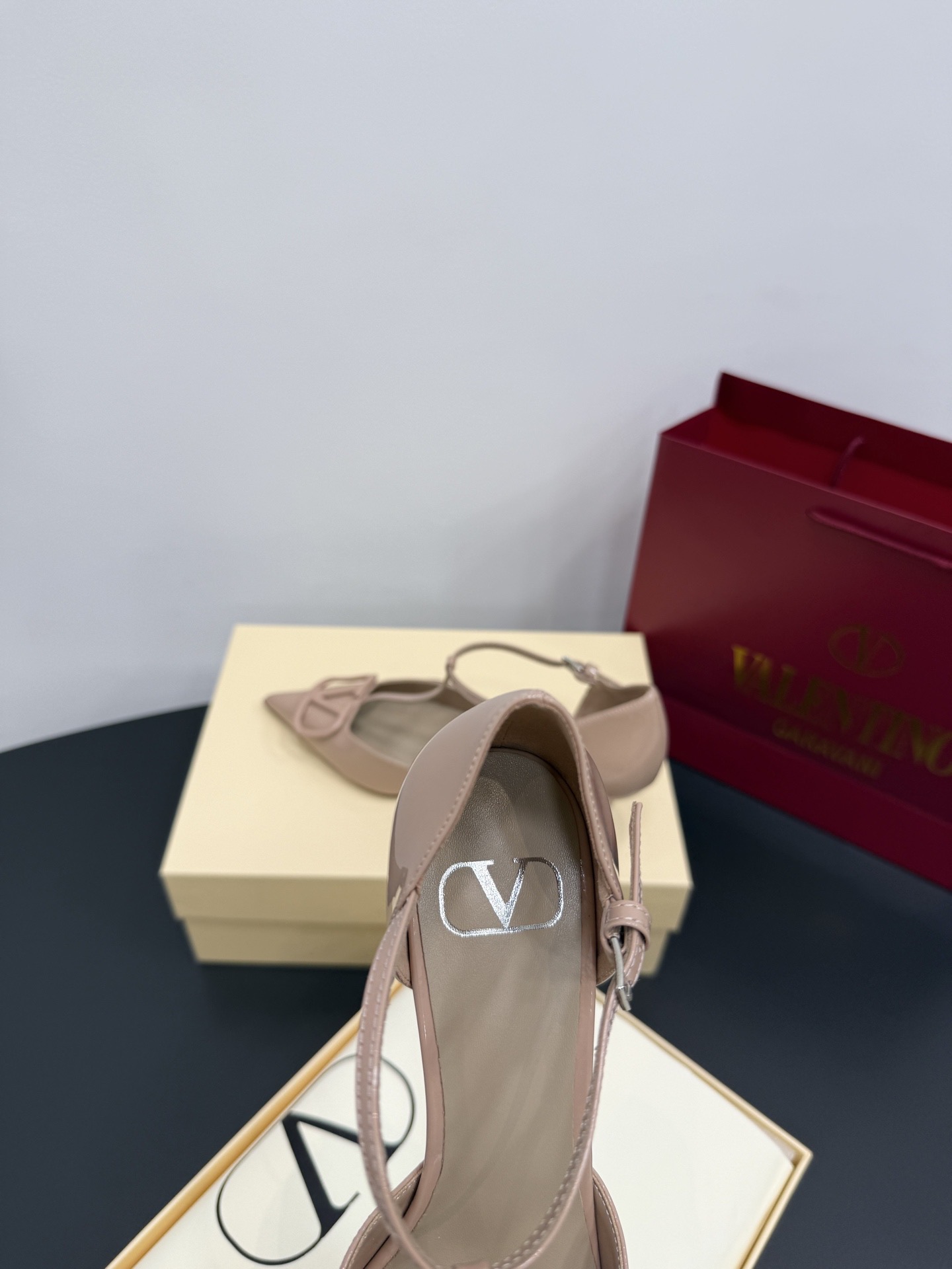 Туфли женские в стиле Valentino VLogo из лаковой натуральной кожи бежевого цвета