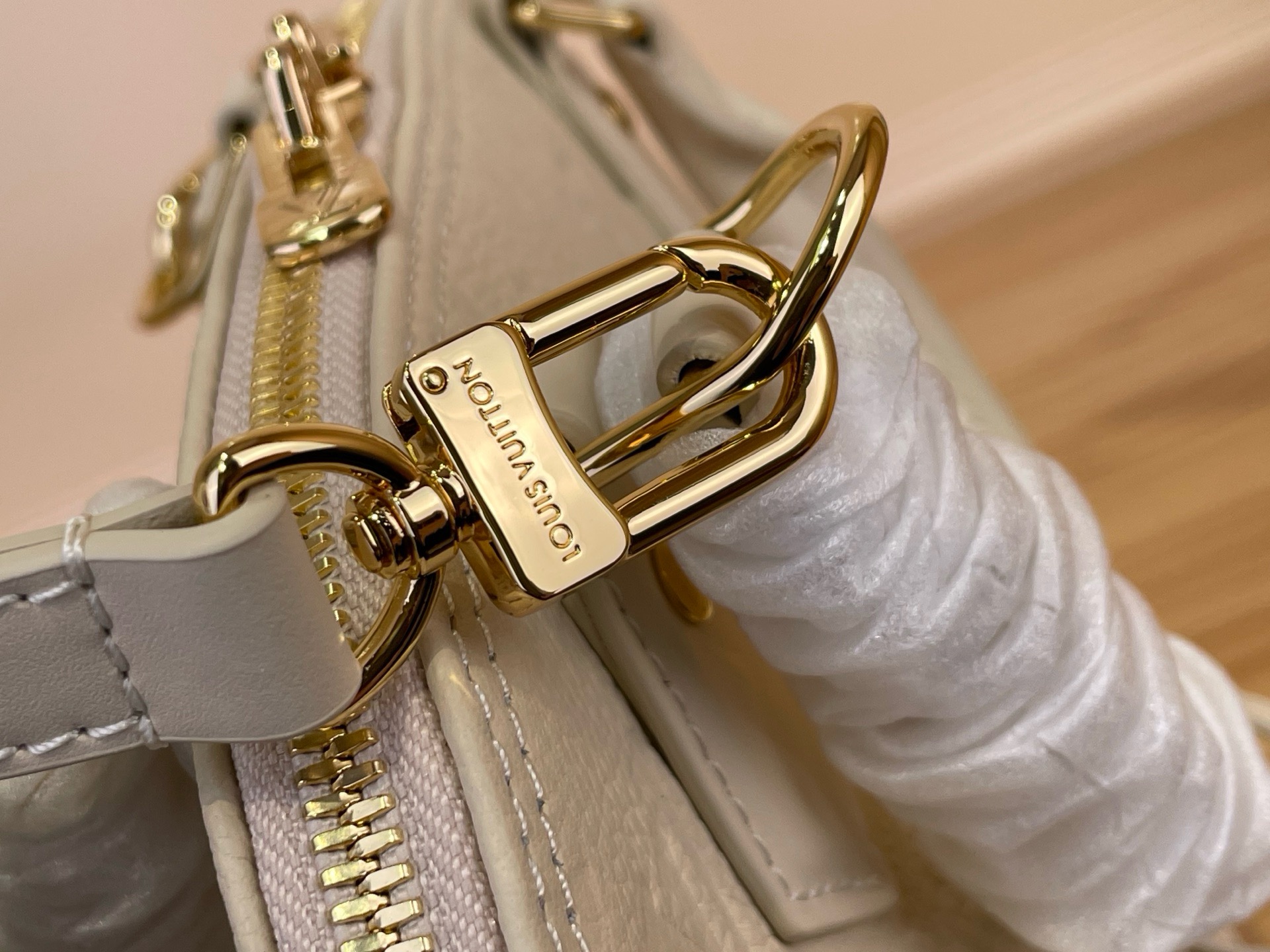 Сумка женская Louis Vuitton Alma BB  белого цвета