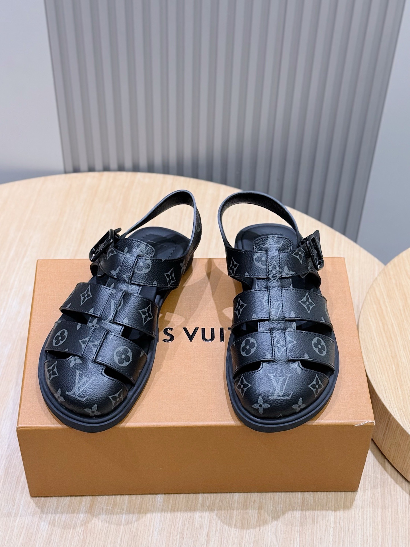 Сандалии мужские Louis Vuitton с монограммой чёрного цвета
