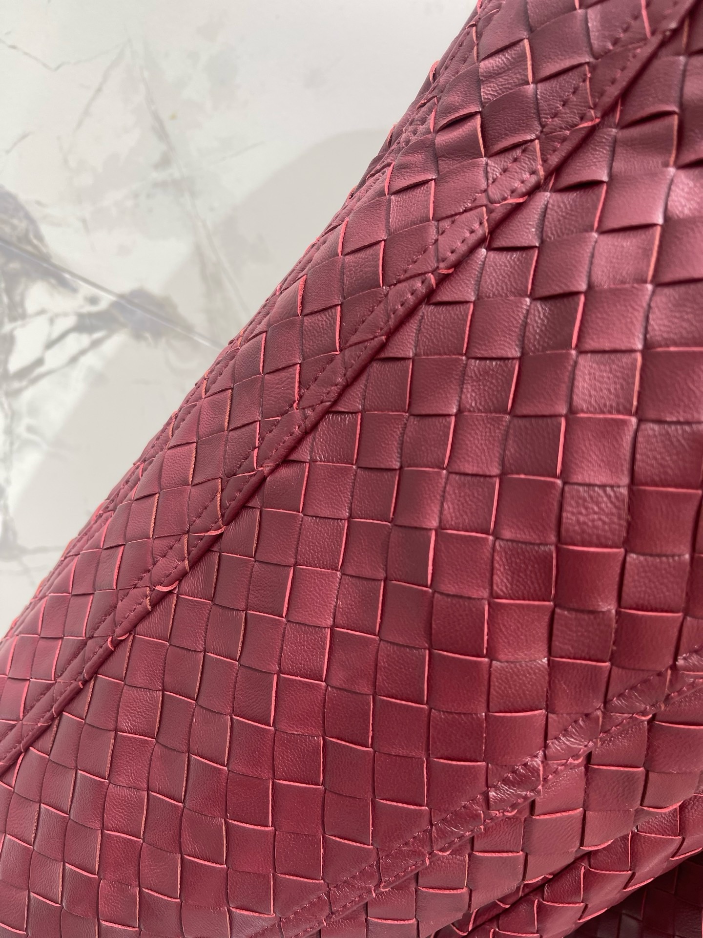 Жакет женский Bottega Veneta бордового цвета с плетением Intrecciato и поясом
