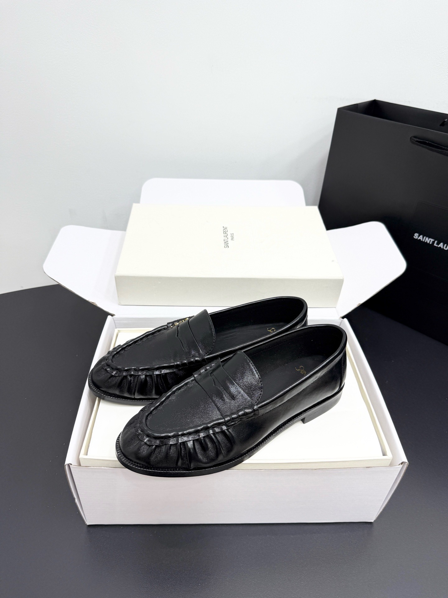 Лоферы женские в стиле Saint Laurent Le Loafer черного цвета