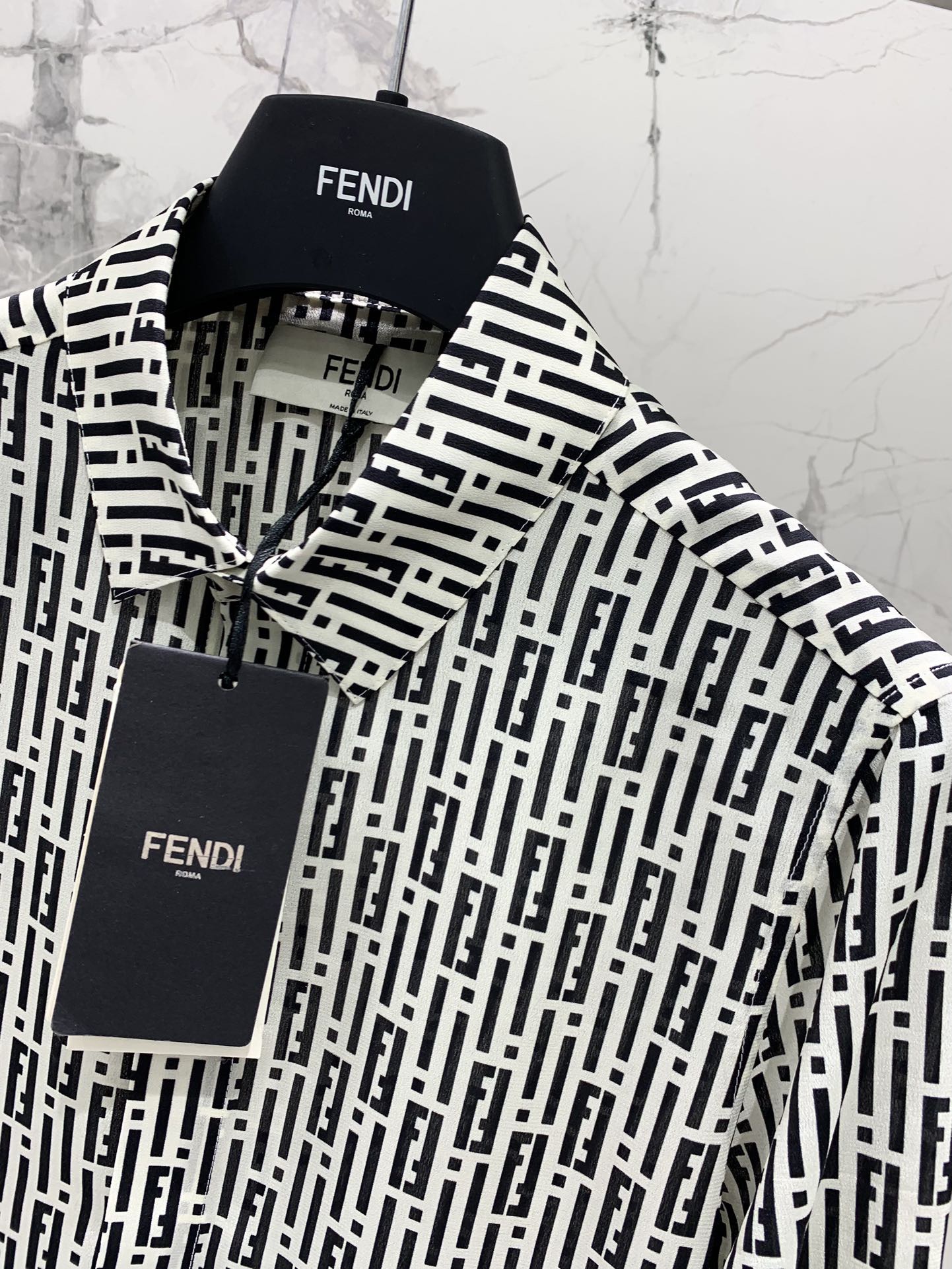 Рубашка женская в стиле Fendi с принтом логотипа черно-белого цвета