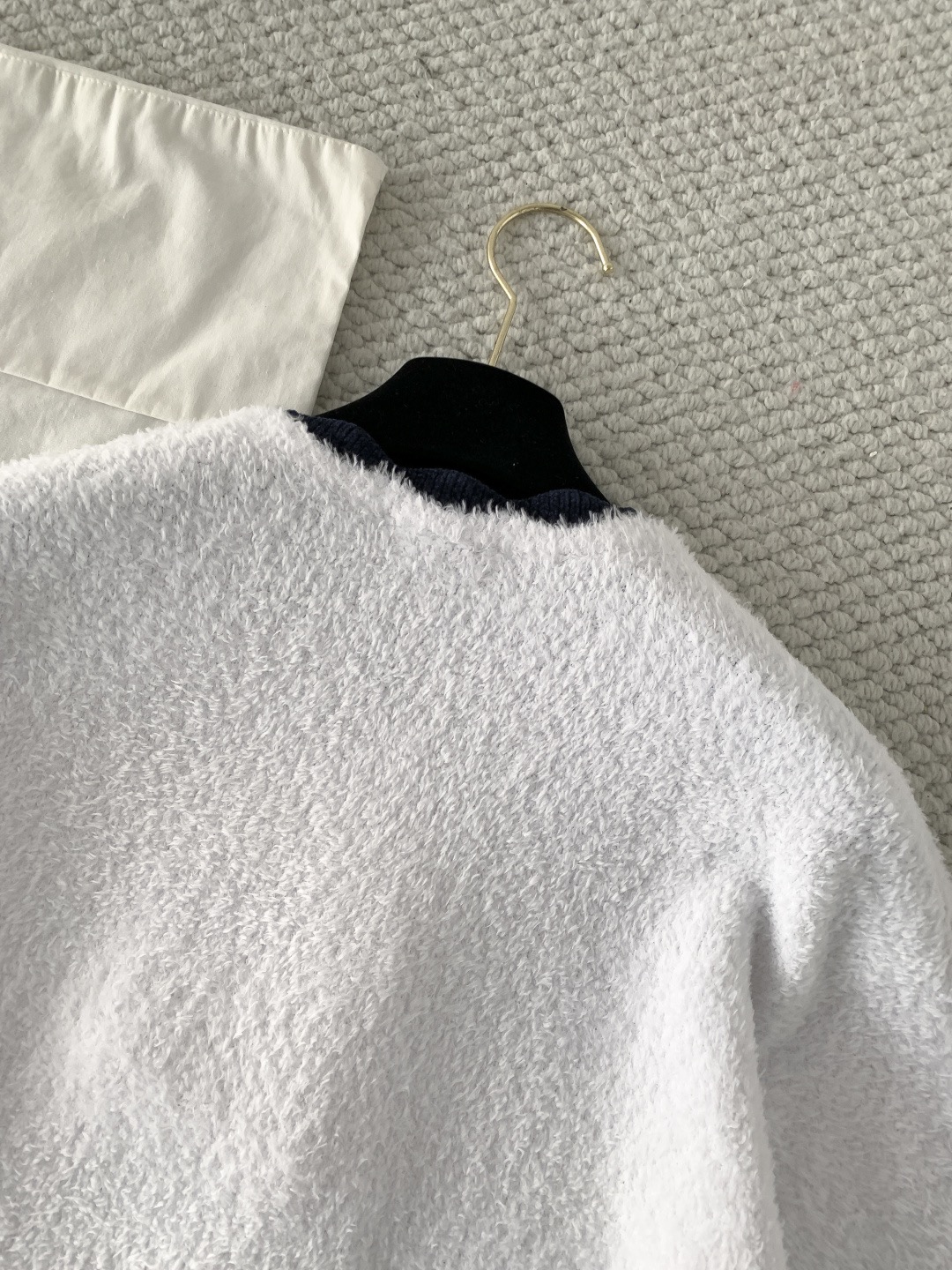 Кардиган женский в стиле Chanel белого цвета с контрастной отделкой