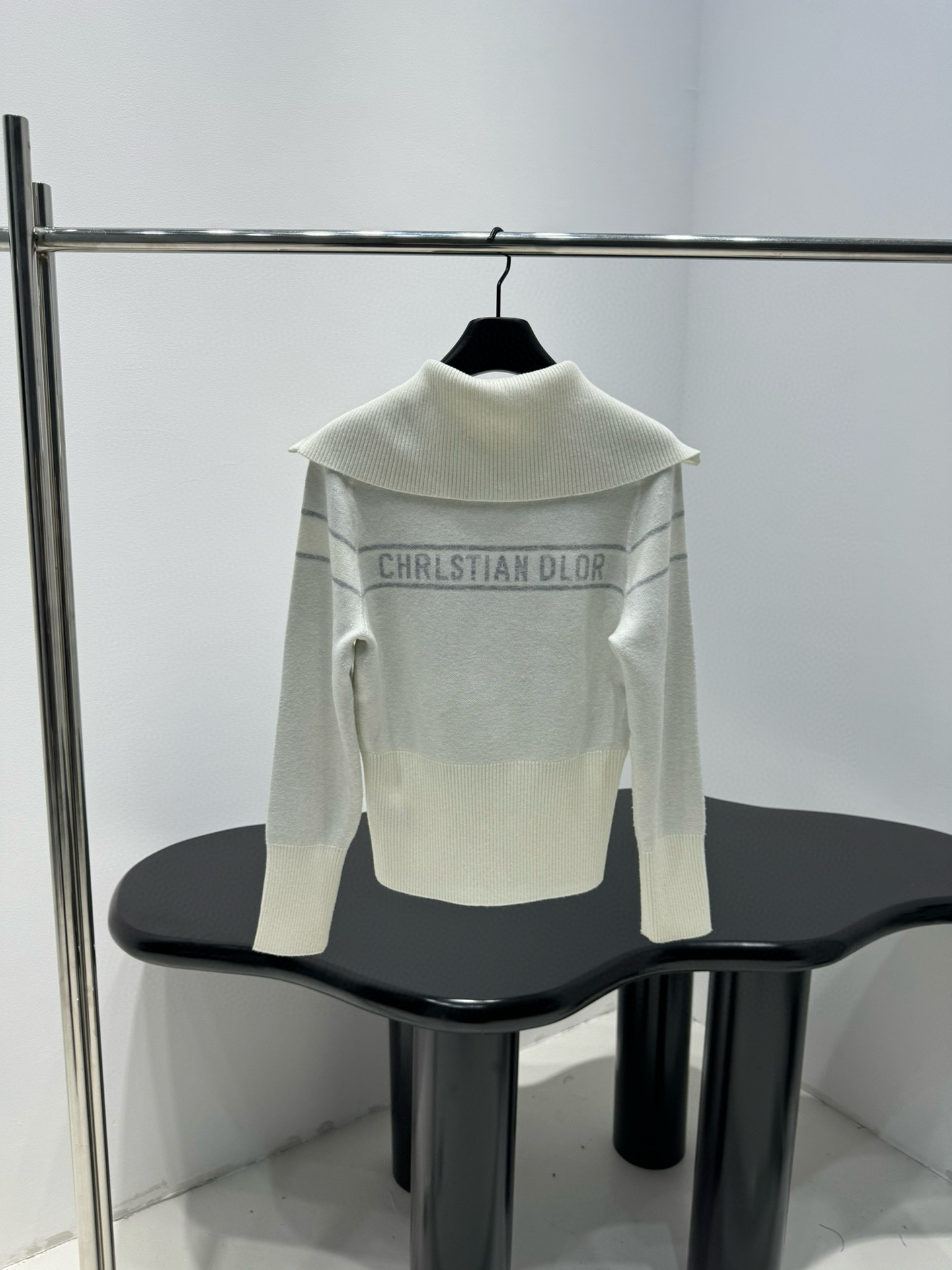 Кофта женская в стиле Dior из шерстяного трикотажа молочного цвета с жаккардовым узором