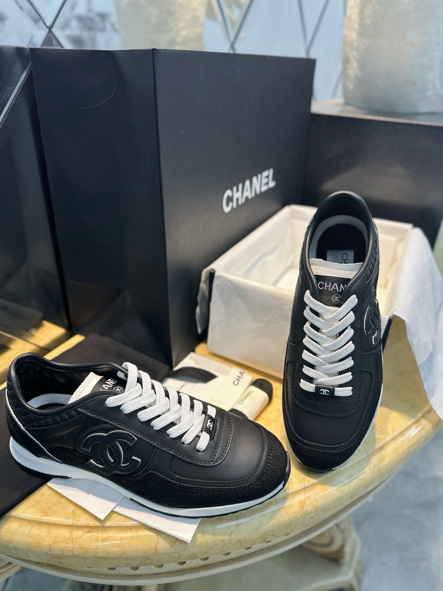 Кроссовки Chanel черного цвета с белыми вставками
