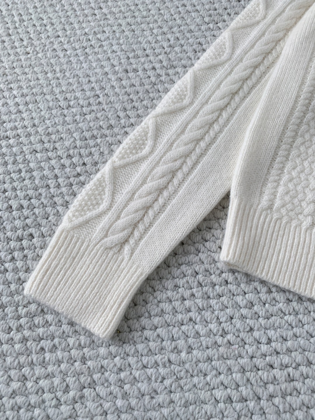 Свитер женский в стиле Chanel с высоким воротником и рельефной вязкой молочного цвета