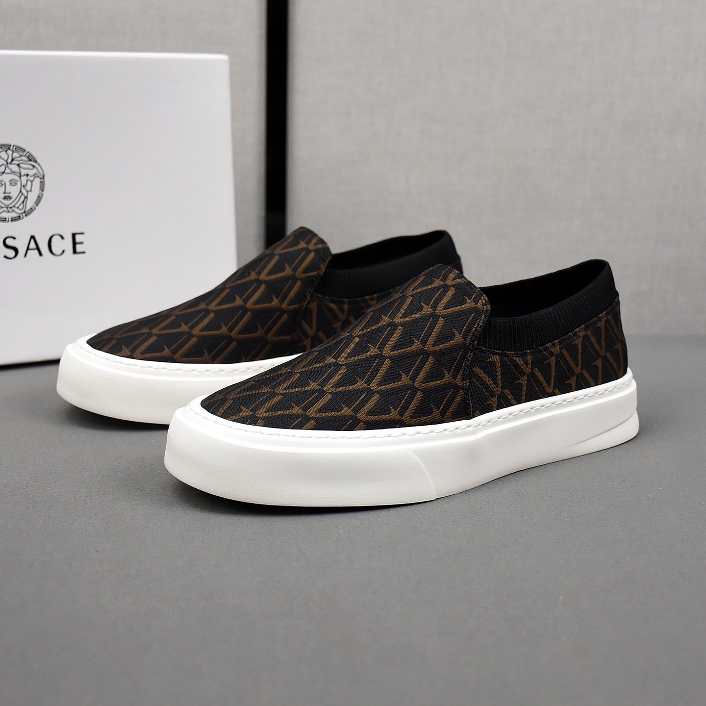 Слипоны мужские в стиле Versace с геометрическим узором чёрного цвета