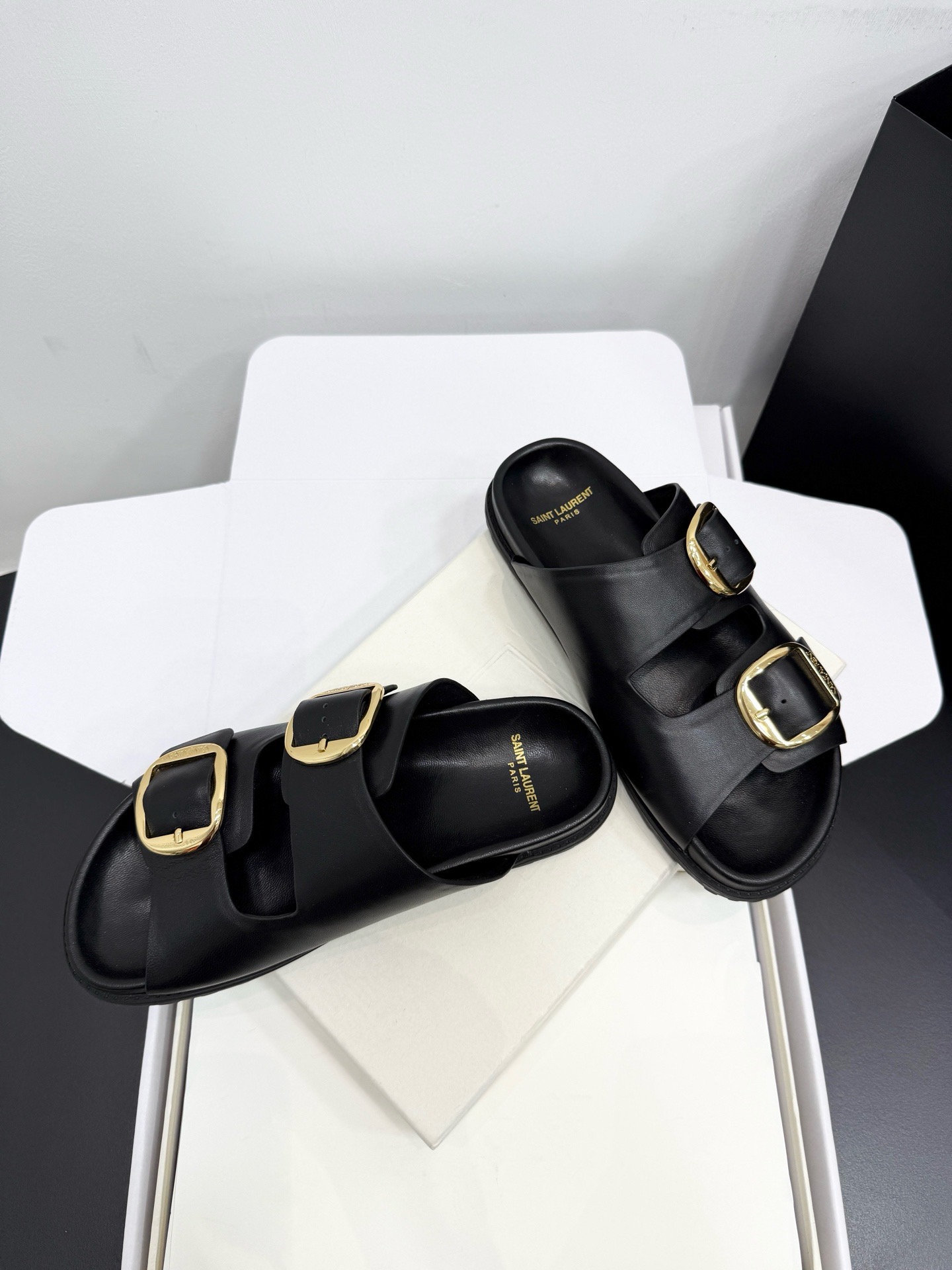 Шлепанцы женские в стиле Saint Laurent Double Buckle черного цвета