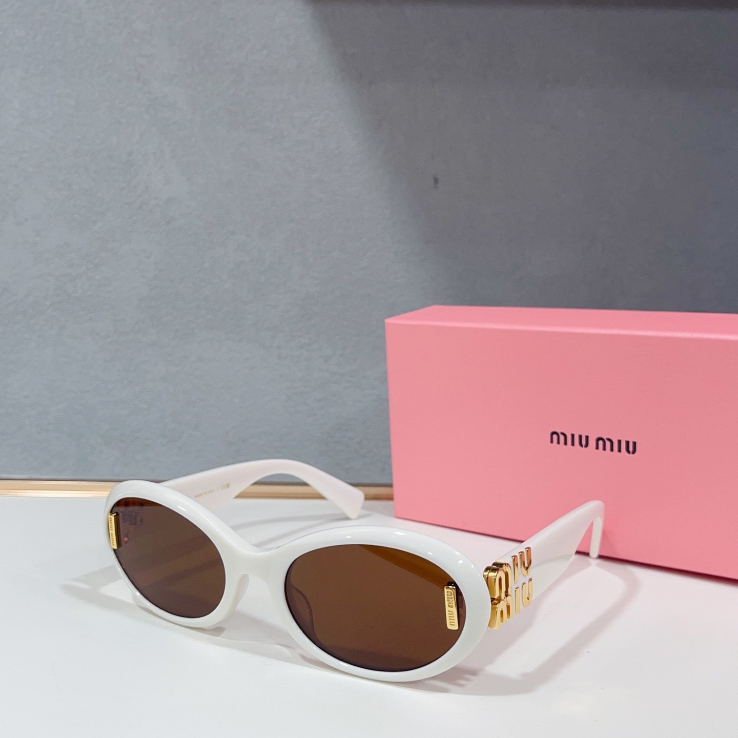 Очки солнцезащитные женские в стиле Miu Miu овальной формы