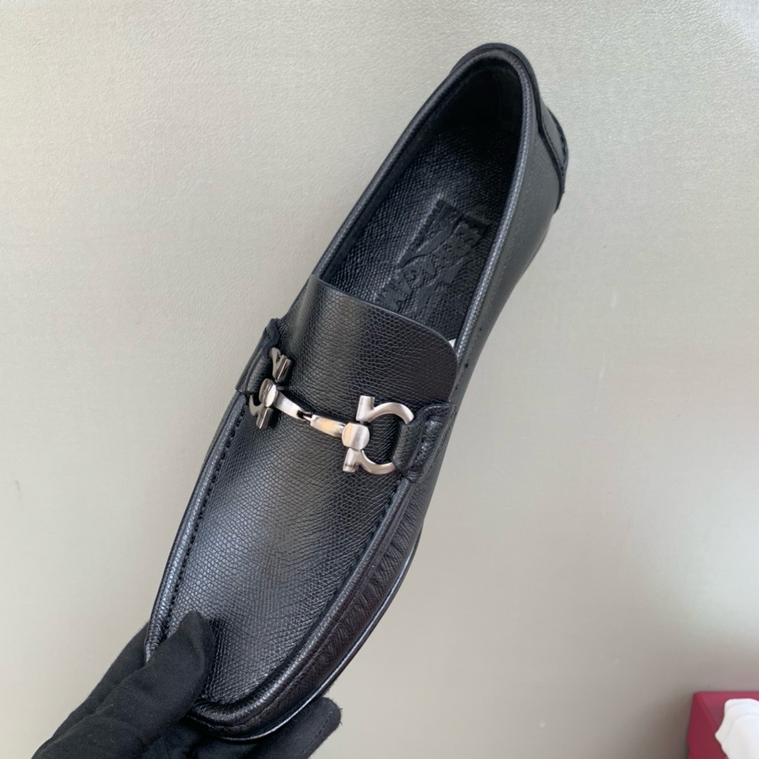 Лоферы мужские в стиле Salvatore Ferragamo из натуральной кожи с ладонной текстурой черного цвета