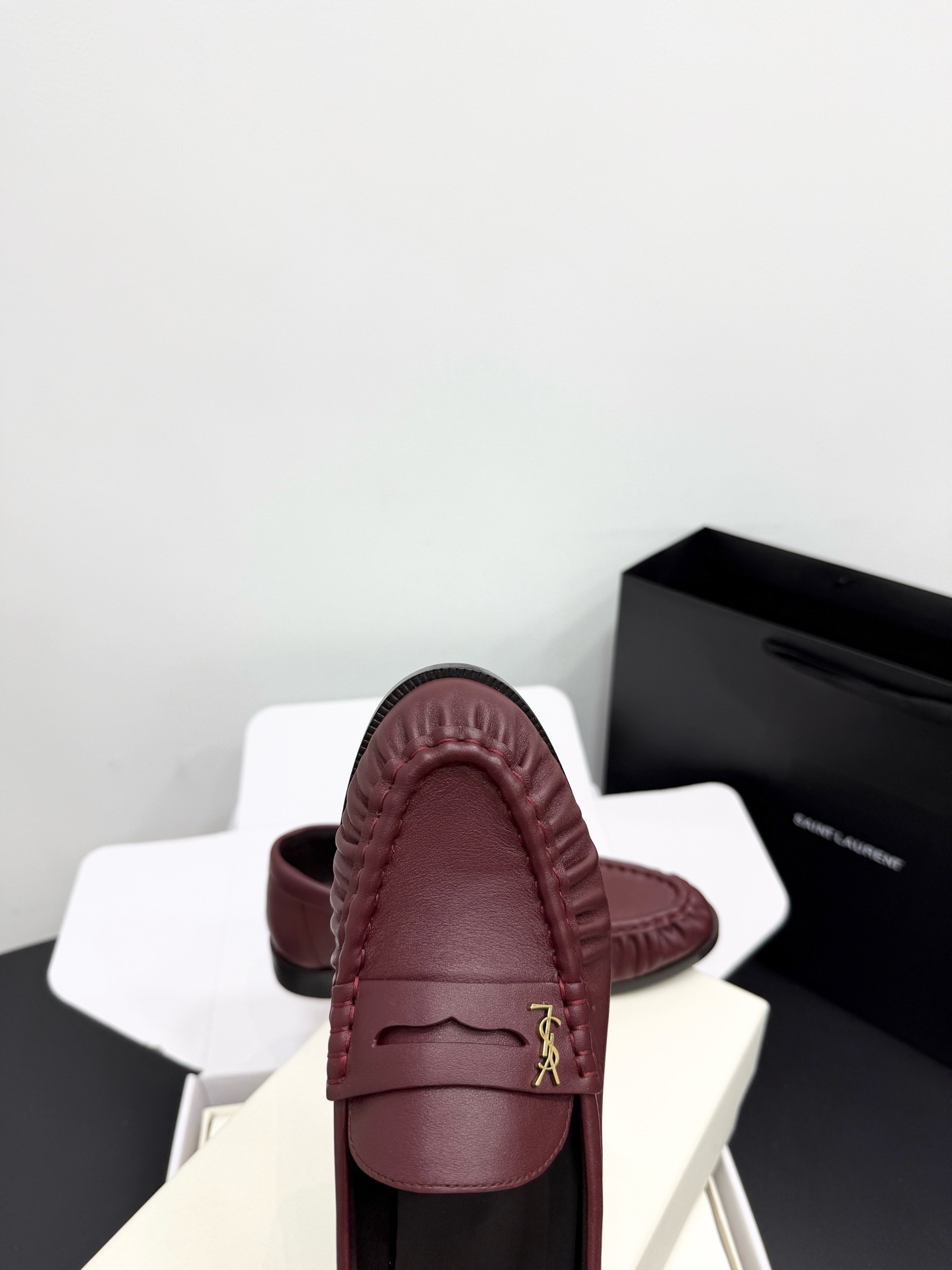 Лоферы женские в стиле Saint Laurent Le Loafer бордового цвета