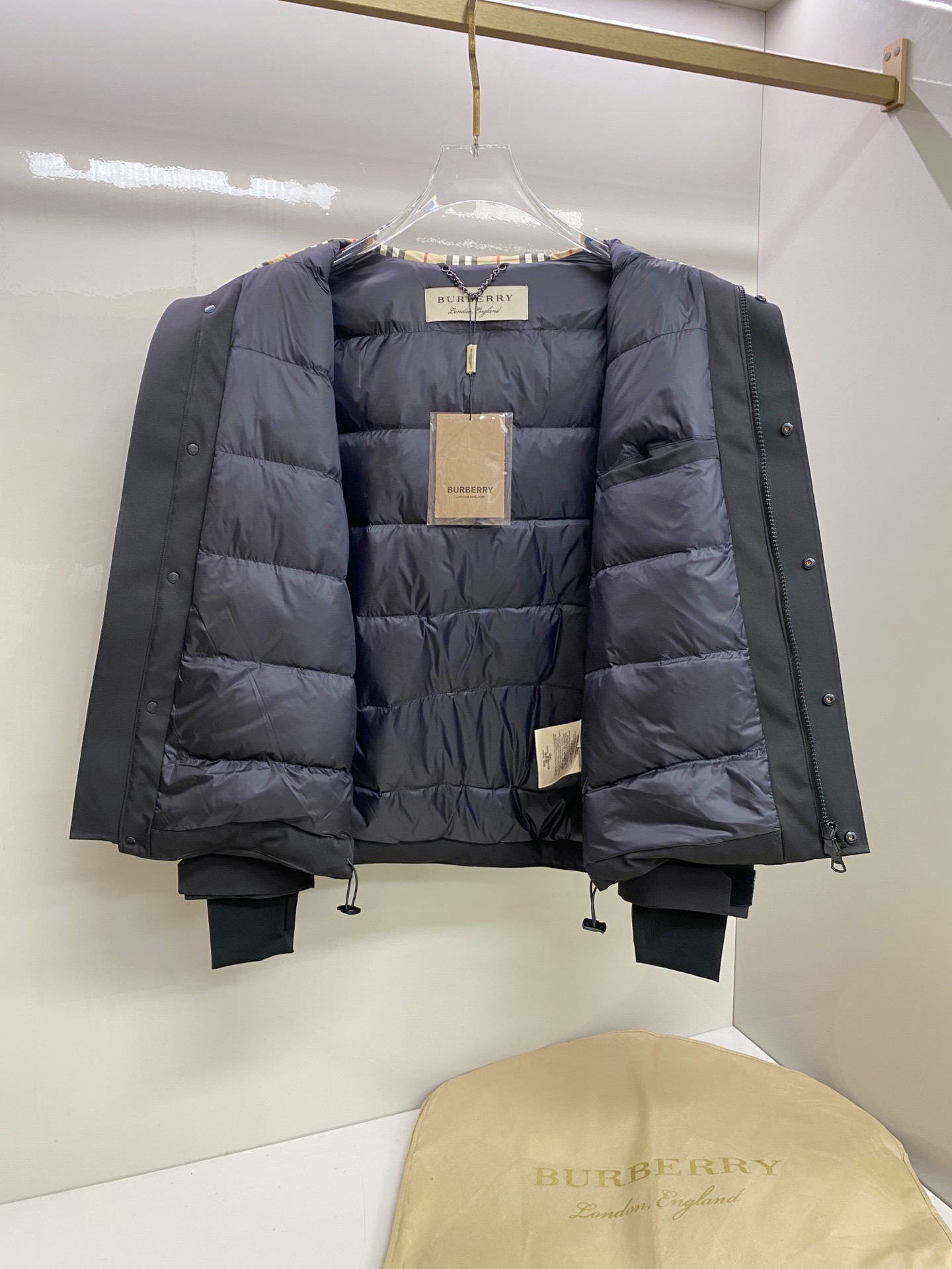 Куртка пуховая мужская Burberry чёрного цвета с натуральным пухом и снегозащитной юбкой