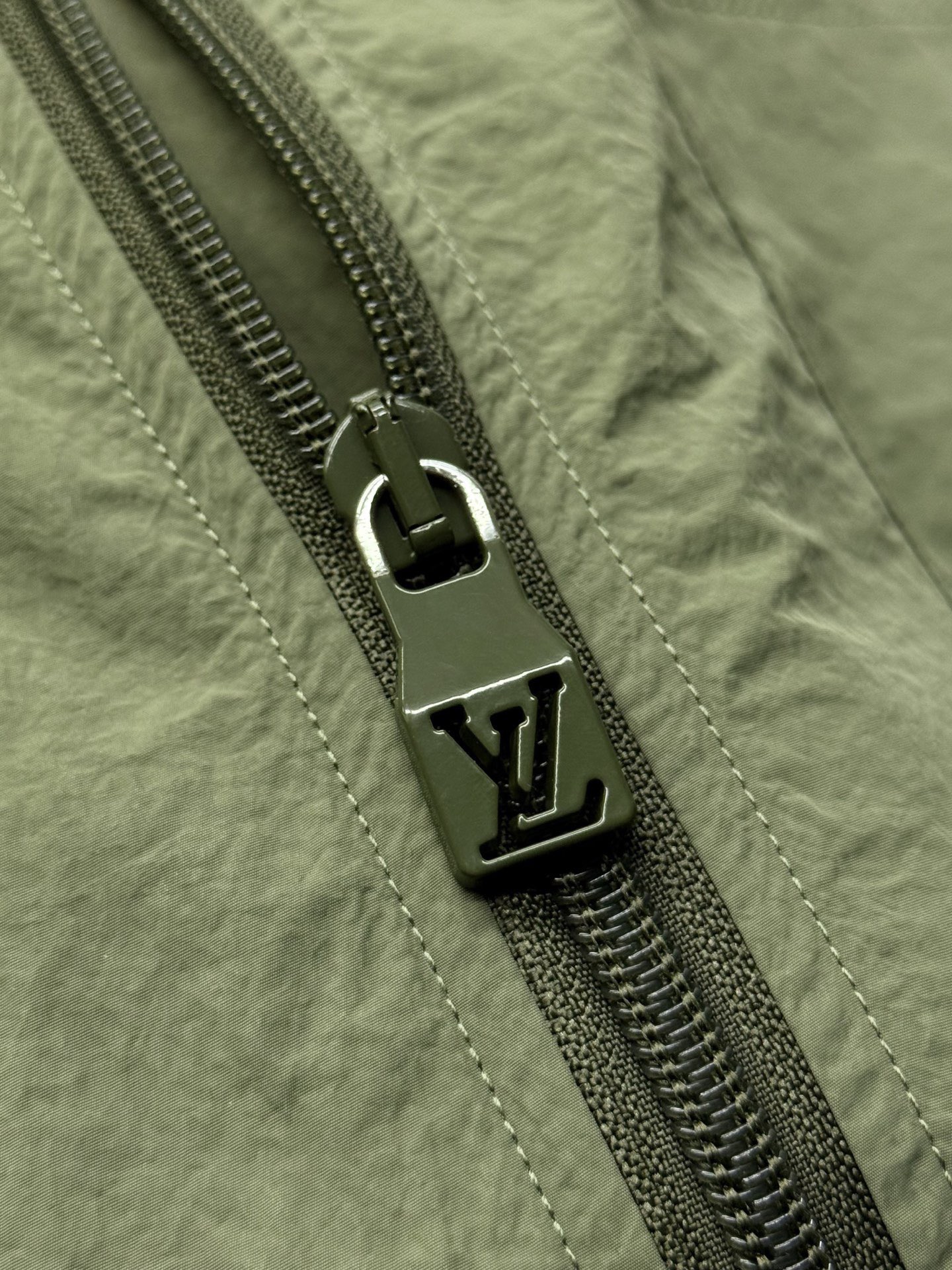 Куртка мужская Louis Vuitton зелёного цвета с вышивкой