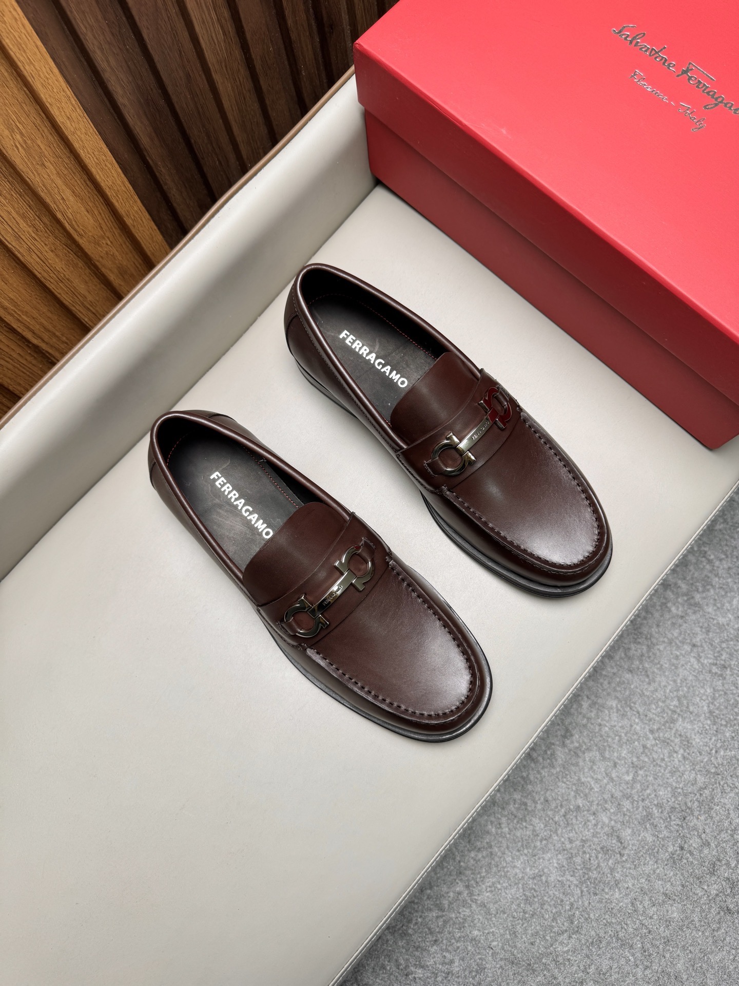 Лоферы мужские в стиле Ferragamo Gancini коричневого цвета